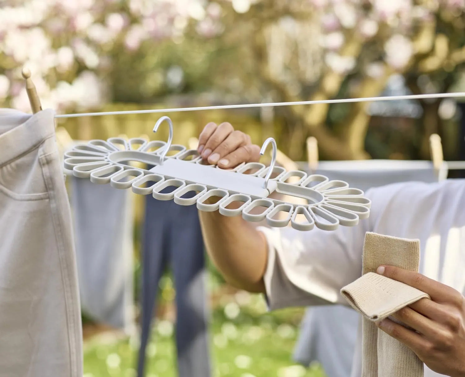 Petal Kleiderbügel von Joseph Joseph: Blütenform, Platz für 32 Kleinteile, praktisch und elegant für kompakte Wäscheorganisation.