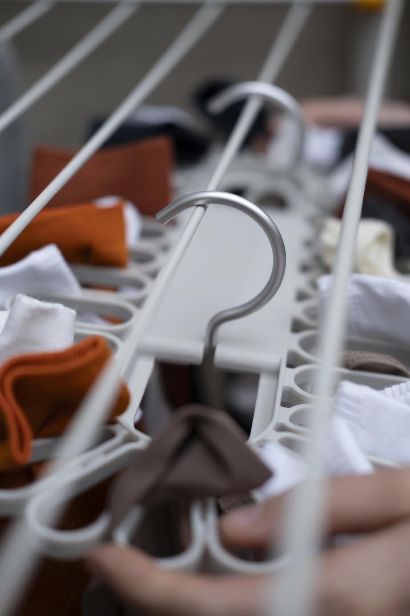 Erleben Sie den Petal Kleiderbügel von Joseph Joseph: Innovatives Blüten-Design für bis zu 32 Kleinteile, perfekt für schnelles Trocknen und platzsparende Nutzung.