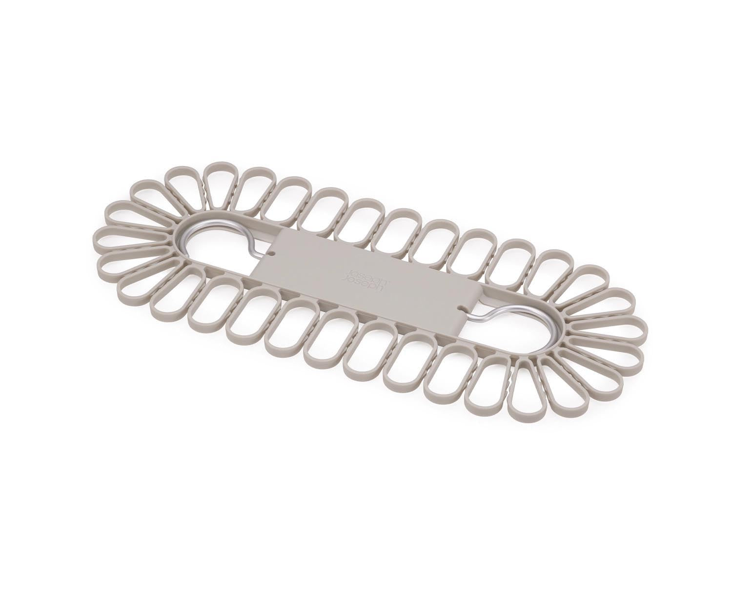Petal Kleiderbügel für Kleinteile in Blütenform für 32 Stück in Grau präsentiert im Onlineshop von KAQTU Design AG. Kleiderbügel ist von Joseph Joseph