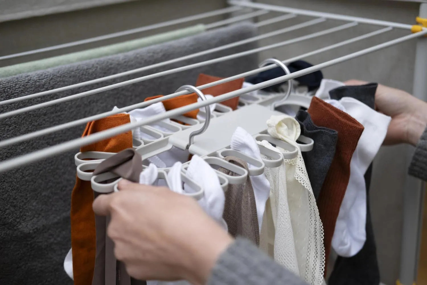 Petal Kleiderbügel von Joseph Joseph: Blütenform, Platz für 32 Kleinteile, praktisch und elegant für kompakte Wäscheorganisation.