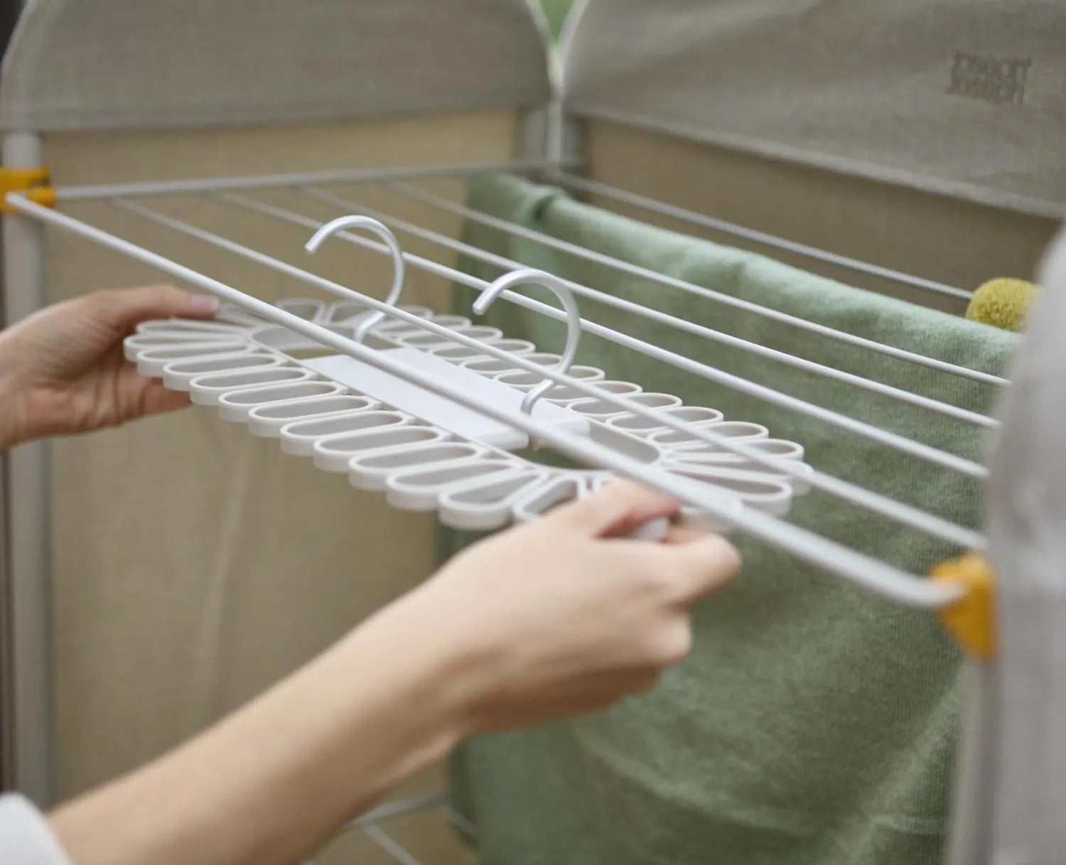 Petal Kleiderbügel von Joseph Joseph: Blütenform, Platz für 32 Kleinteile, praktisch und elegant für kompakte Wäscheorganisation.