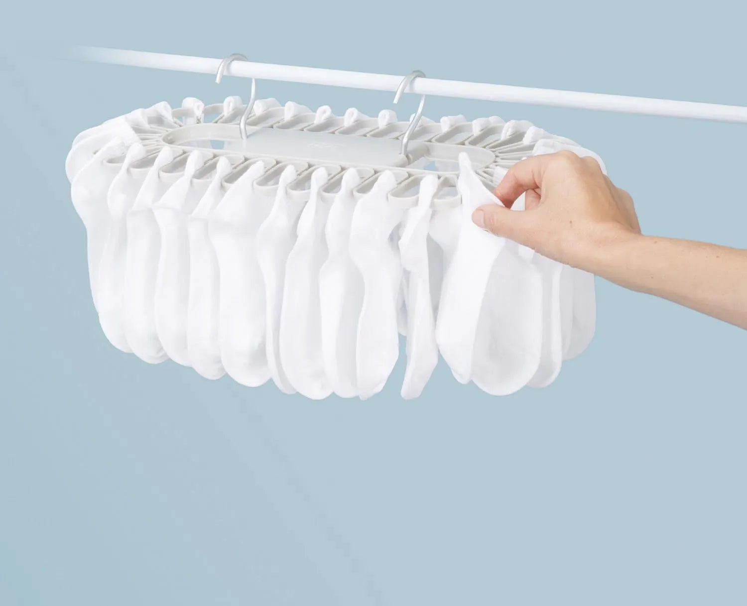 Petal Kleiderbügel von Joseph Joseph: Blütenförmig, organisiert 32 Kleinteile, ideal für platzsparende und stilvolle Wäscheaufbewahrung.