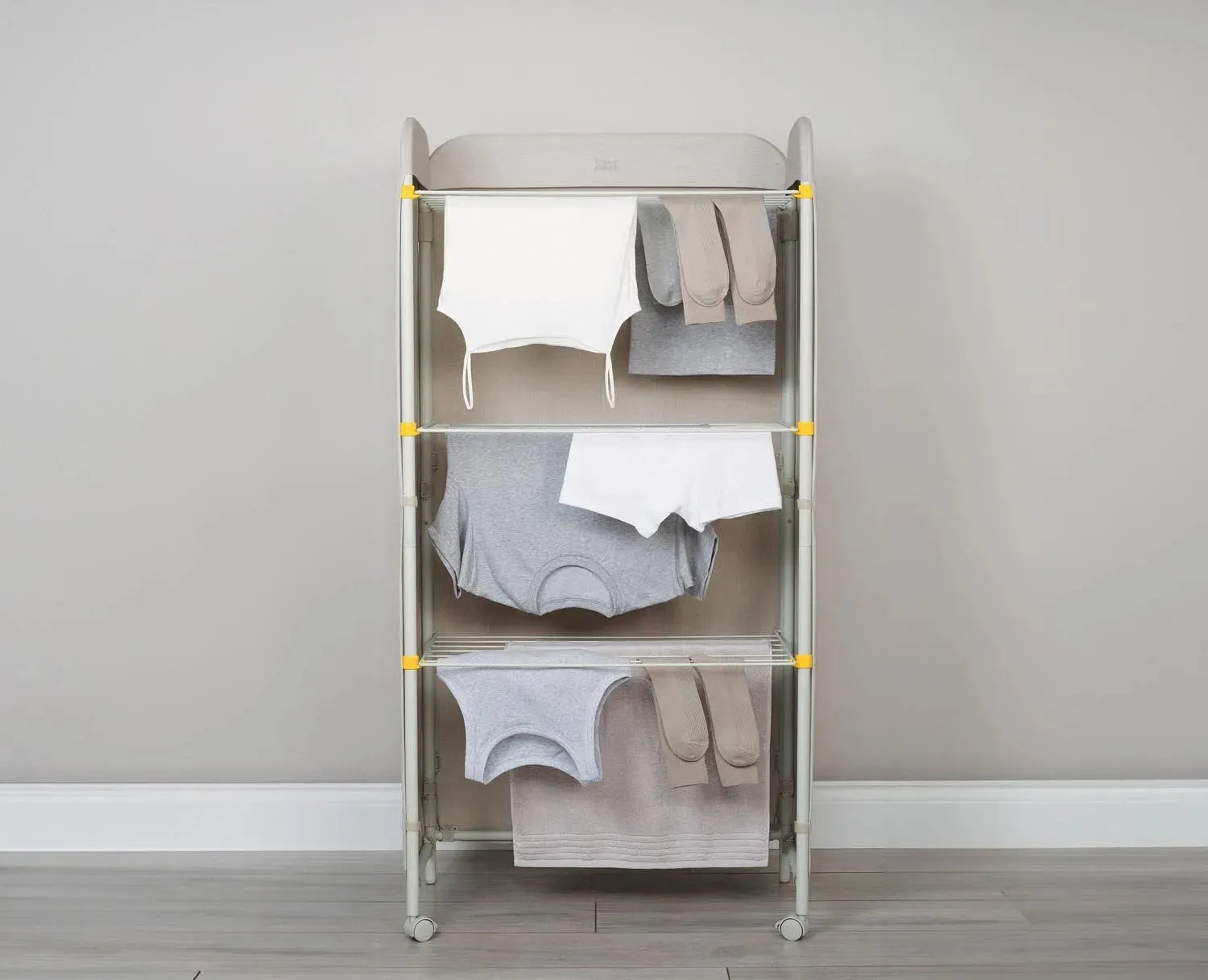 Eclipse Wäscheständer von Joseph Joseph, faltbar, 150cm hoch, 29cm breit, ecru, kompakt, stilvoll und funktional.
