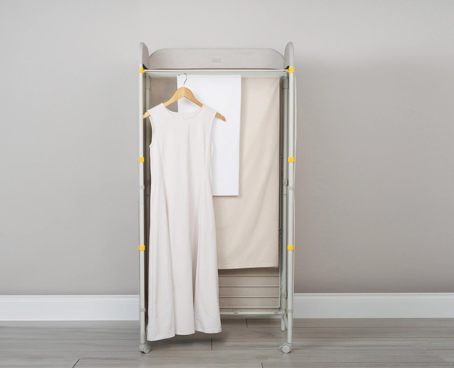 Kompakter, faltbarer Wäscheständer Eclipse von Joseph Joseph, 150cm hoch, 29cm breit, in ecru, ideal für modernes Wohnen.