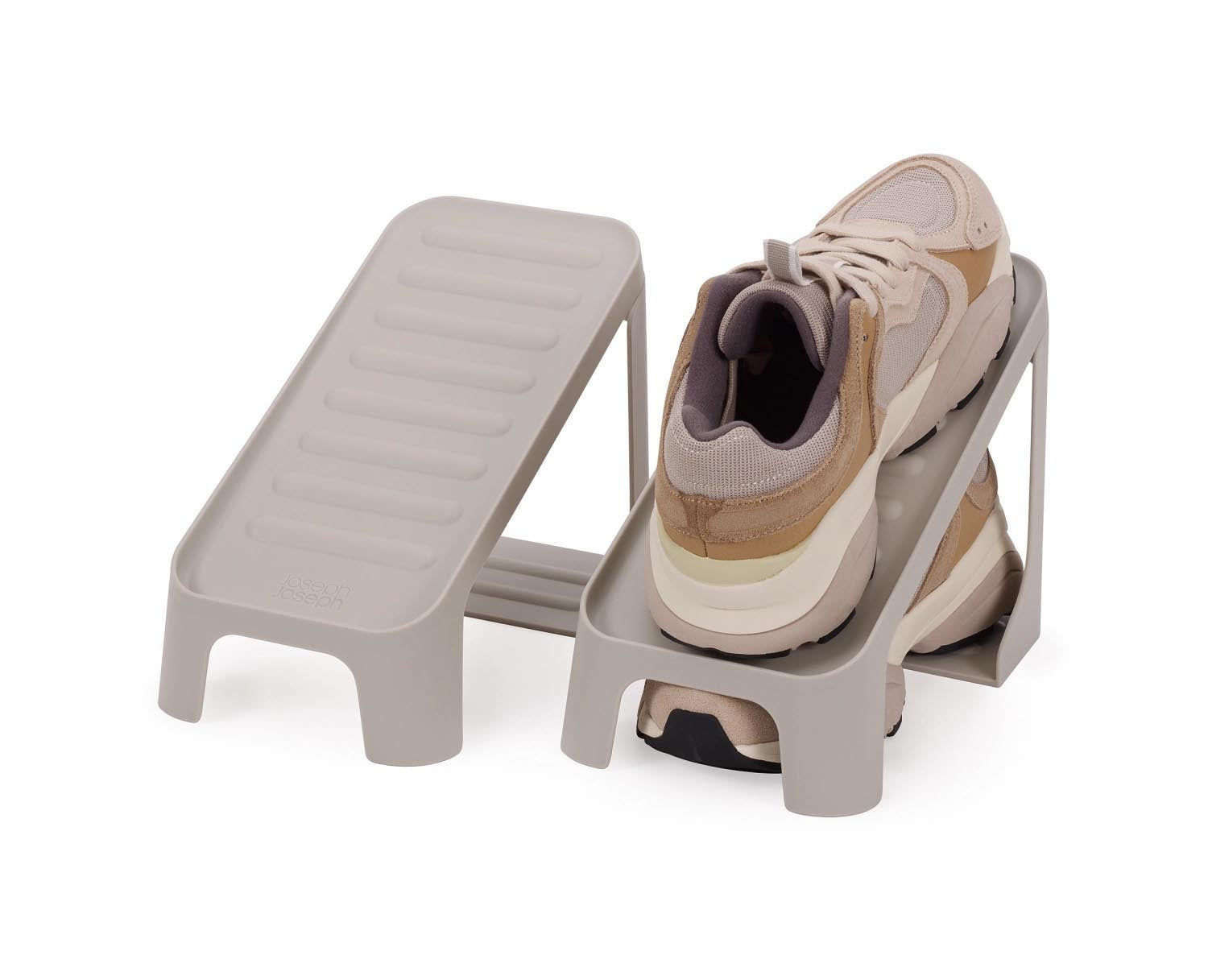 Praktisches 2er-Set Schuhcaddy von Joseph Joseph, ideal zur Schuhaufbewahrung. Kompakt, aus PP, in elegantem Ecru, H19cm L26cm.