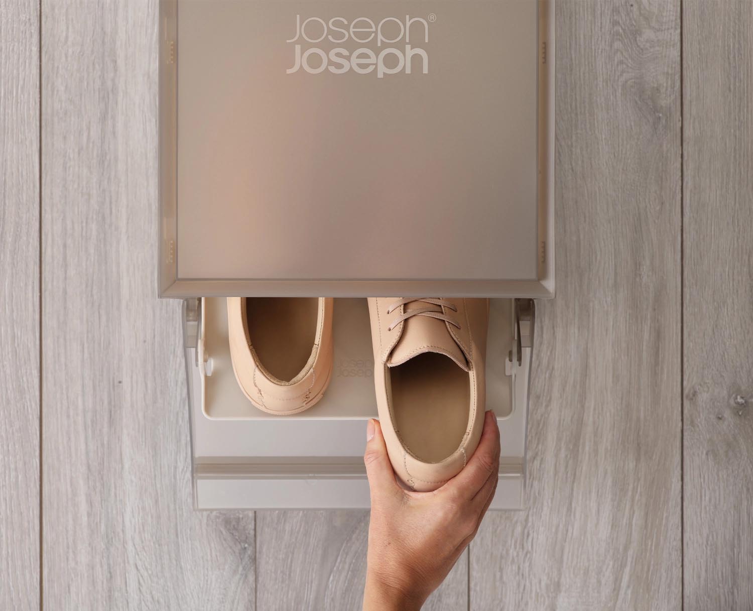 6er Set Schuhboxen von Joseph Joseph in Grau, stapelbar und langlebig, Maße 22x28x36cm, ideal für platzsparende Schuhorganisation.