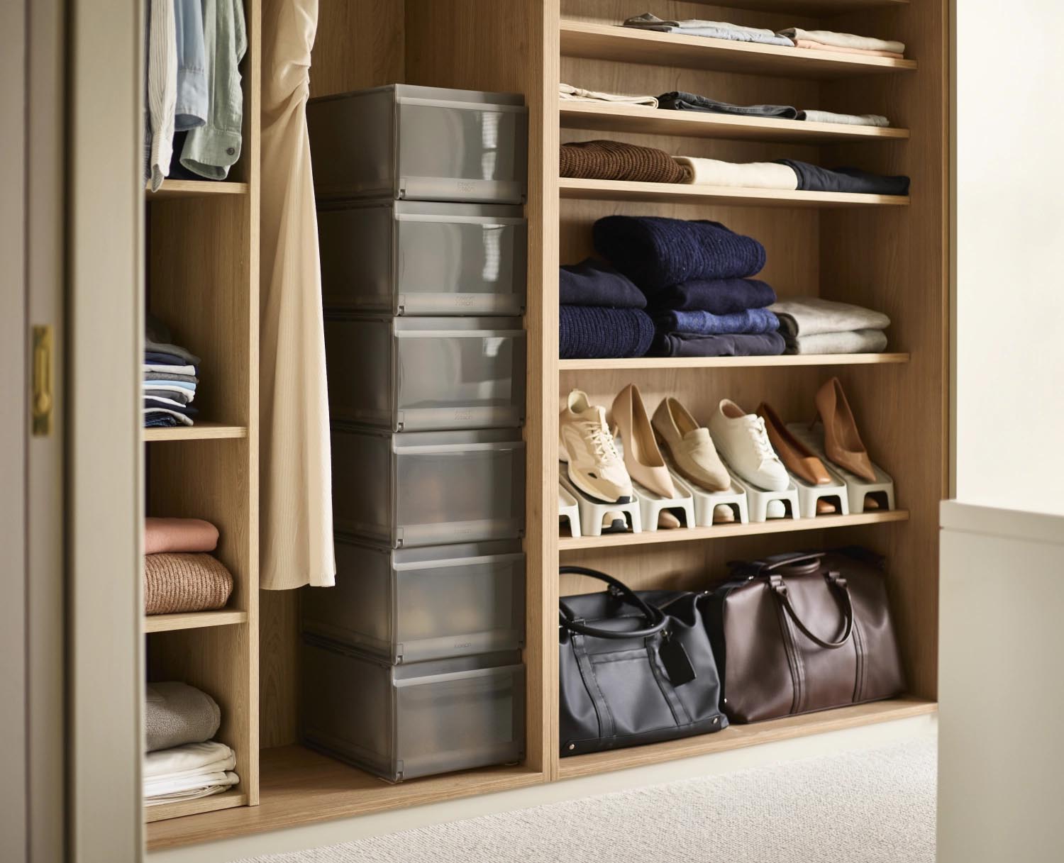 6er Set graue Schuhboxen von Joseph Joseph, stapelbar und robust, Maße 22x28x36cm, perfekt für ordentliche Schuhaufbewahrung.