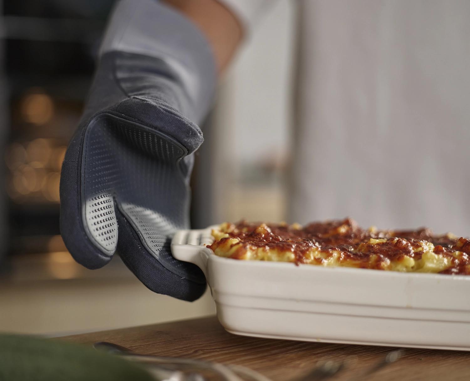 Eleganter anthrazitfarbener Ofenhandschuh aus Baumwolle von Joseph Joseph, perfekt für stilvolles und sicheres Kochen und Backen.