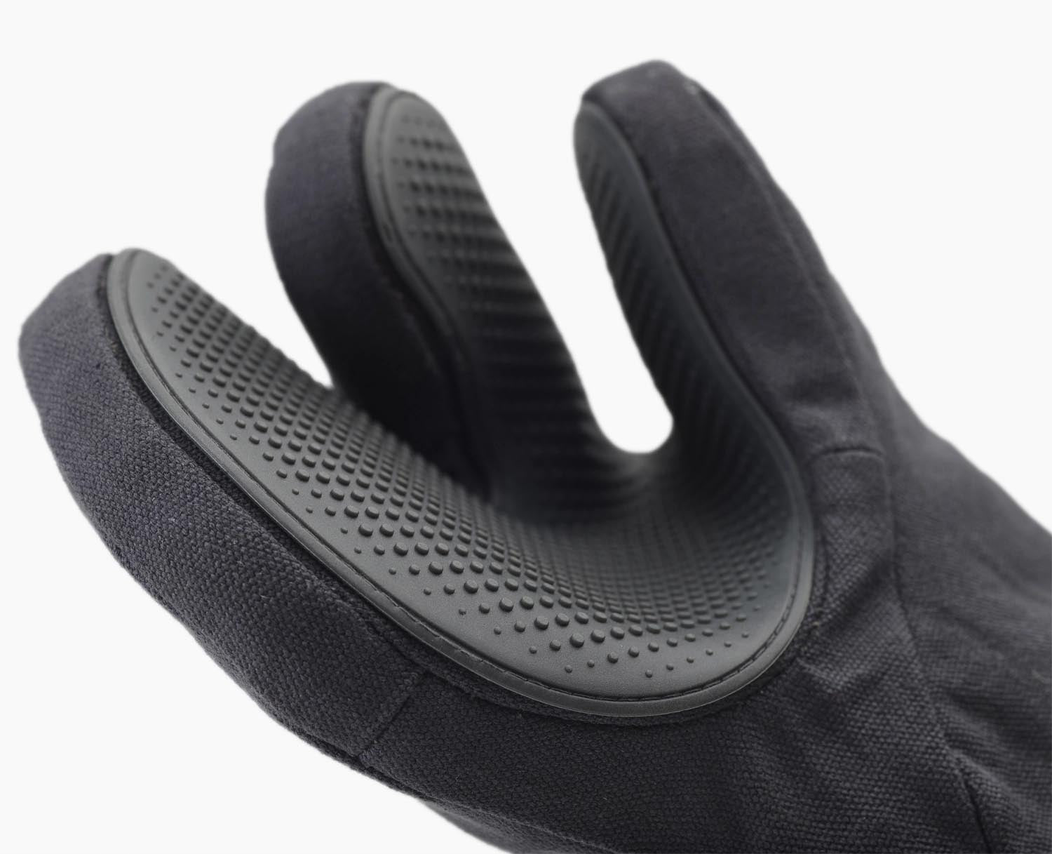 Eleganter anthrazitfarbener Ofenhandschuh aus Baumwolle von Joseph Joseph, perfekt für stilvolles und sicheres Kochen.