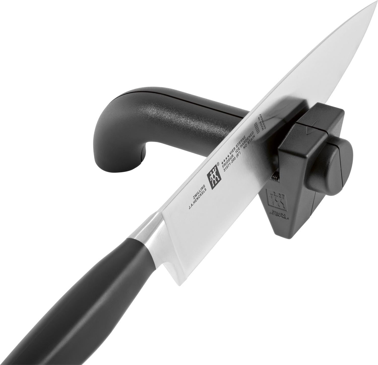 Der TWINSHARP Messerschärfer in Schwarz (170 mm) von Zwilling bietet eine einfache und effektive Möglichkeit, Messer zu schärfen.