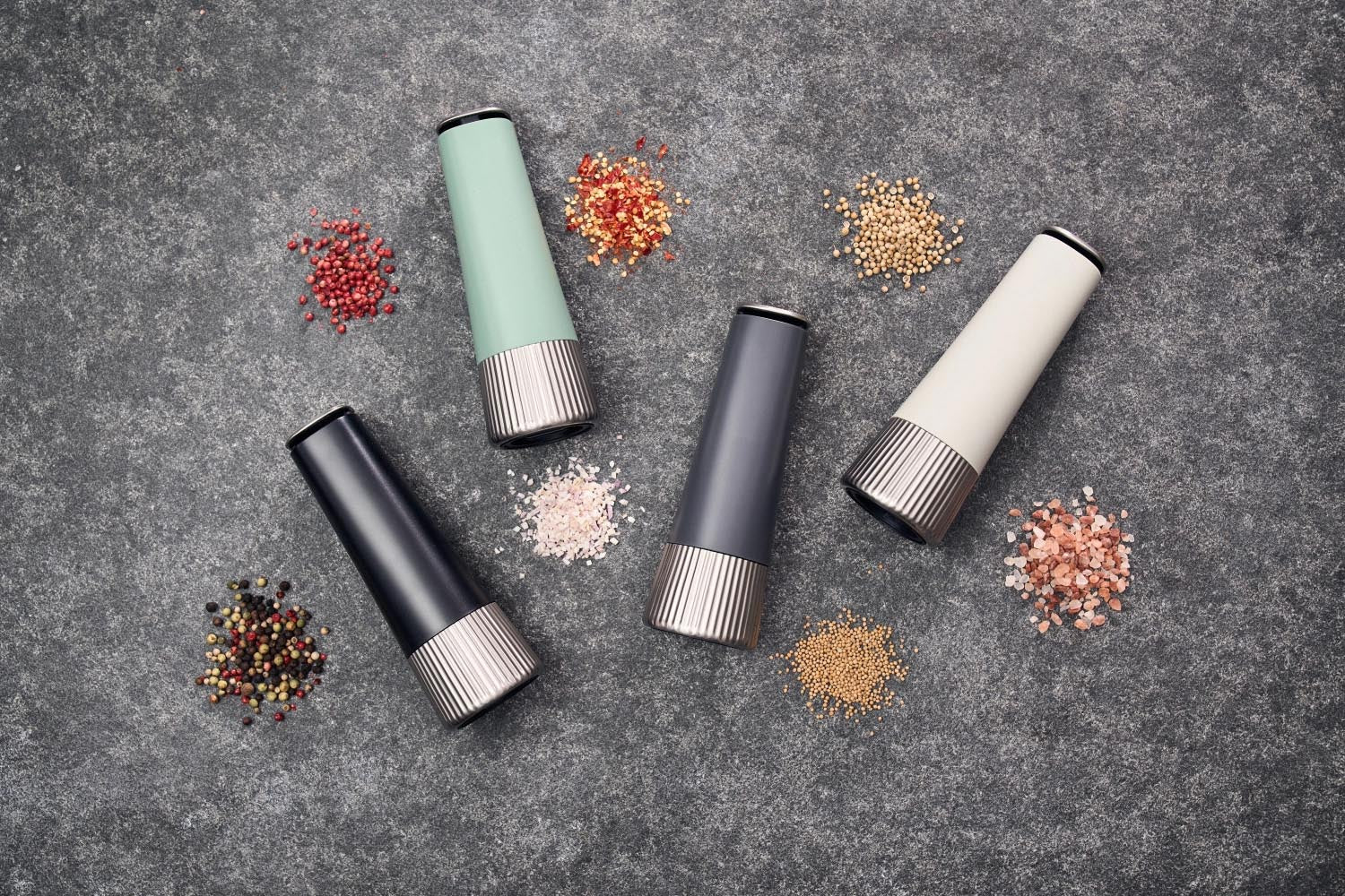 Die 19 cm große Zwilling Pro Gewürzmühle in Grau kombiniert stilvolles Design mit präziser Mahltechnik für frische Gewürze.