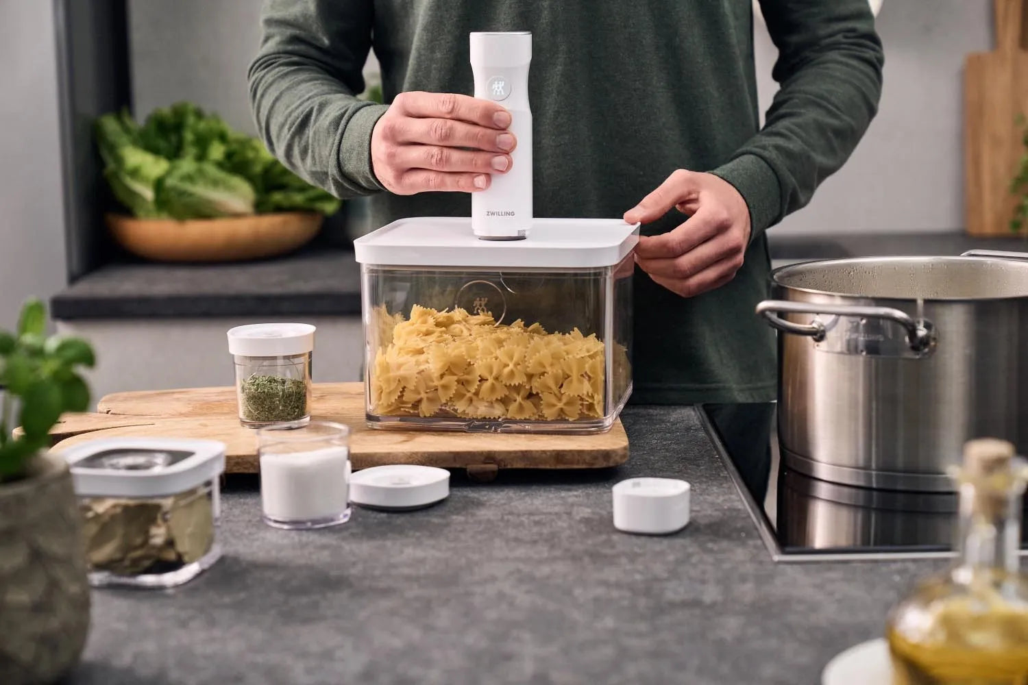 Die Zwilling Fresh & Save CUBE Box 2l ist eine elegante, transparente Vakuum-Box, perfekt für die Frischhaltung von Lebensmitteln.