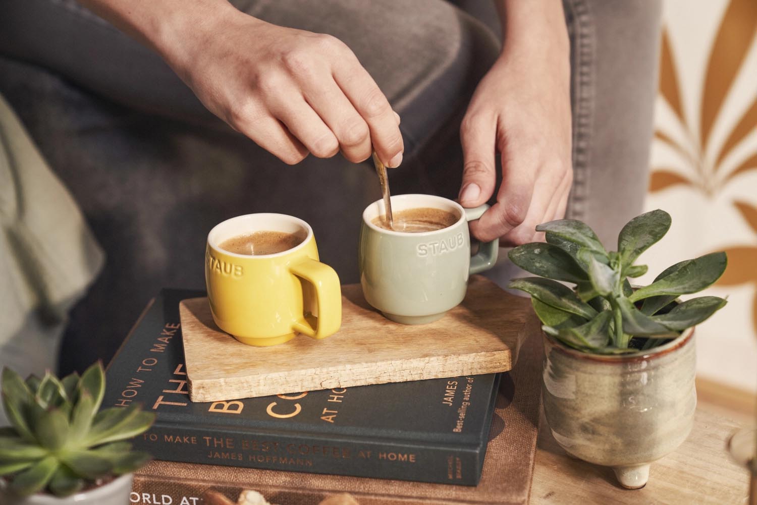 Elegante 100ml Tasse von Staub in leuchtendem Citron-Gelb, ideal für Espresso. Hochwertige Keramik, stilvolles und praktisches Design.