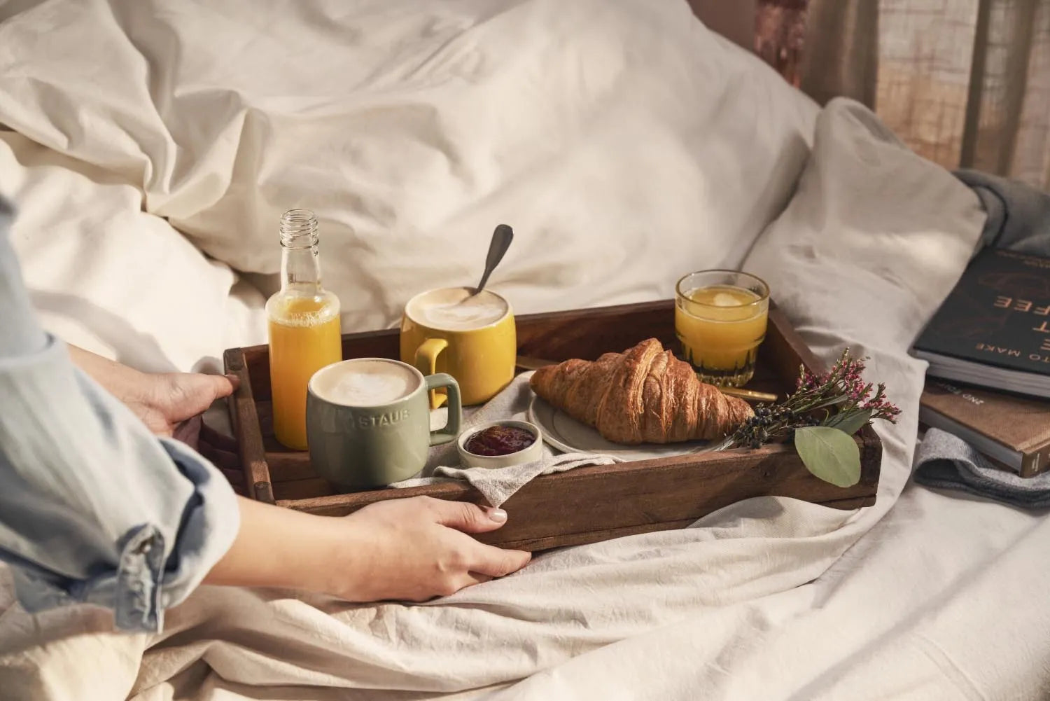 Die Staub Tasse Citron S 250ml überzeugt mit stilvollem Design und eignet sich perfekt für Heißgetränke wie Kaffee oder Tee.