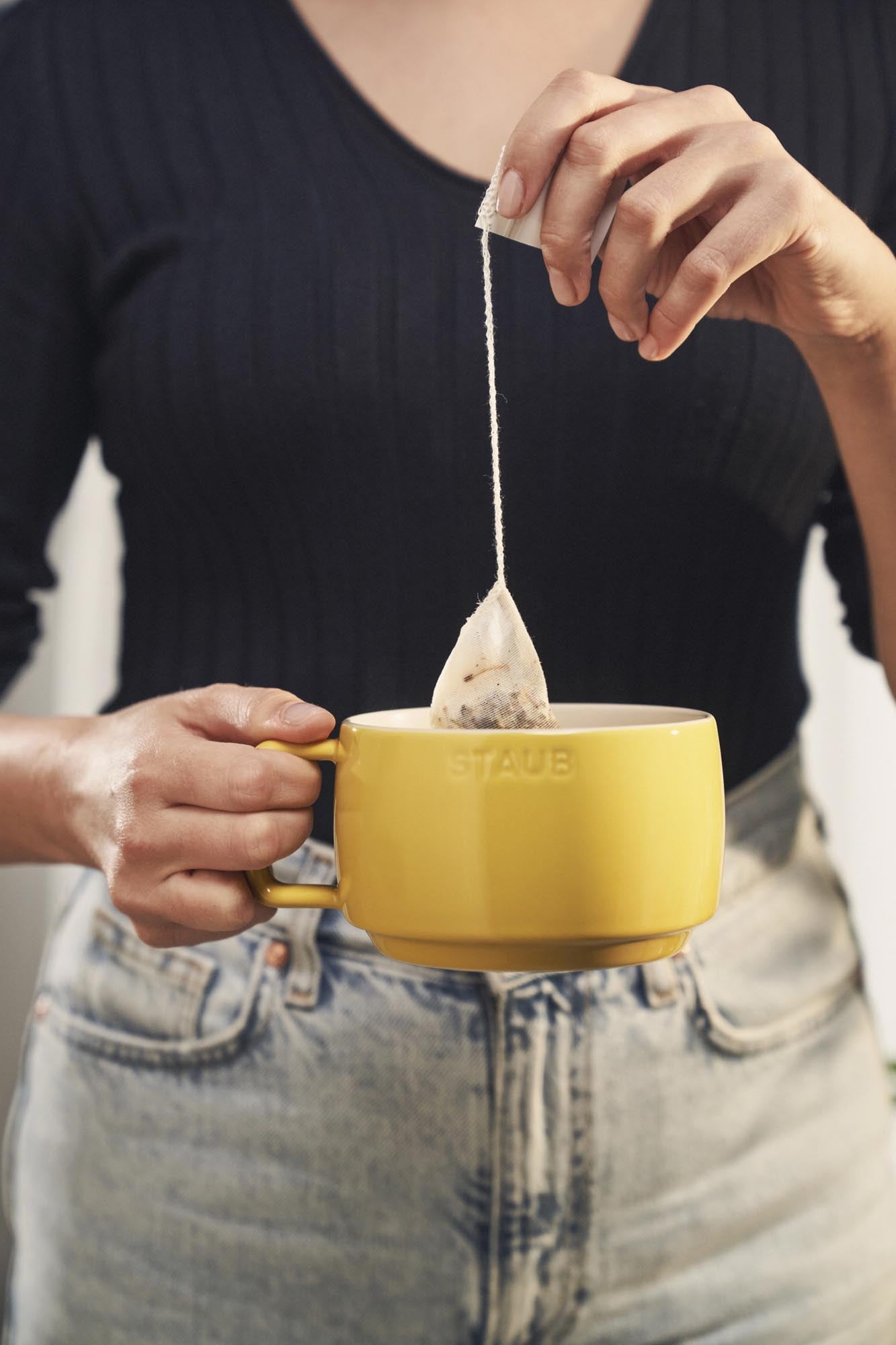 Die Staub Tasse Citron XL 500ml bietet ein elegantes Design und großzügigen Platz für Ihre Lieblingsgetränke wie Tee oder Kaffee.