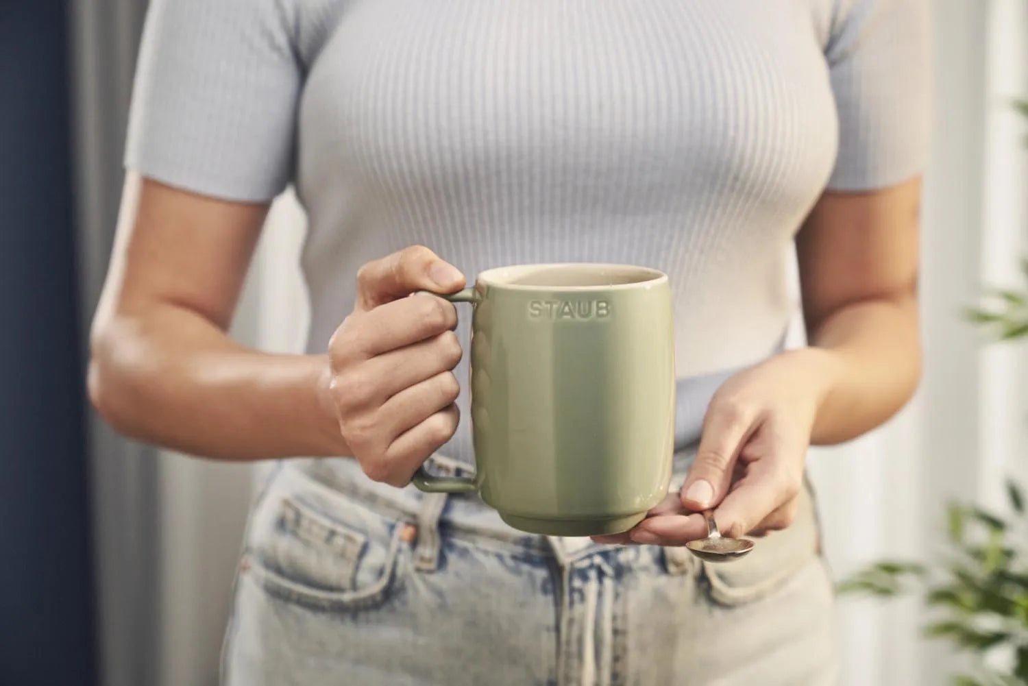 Elegante Tasse mit Eukalyptus-Design, 475ml, ideal für Kaffee oder Tee, hochwertige Keramik von Staub.
