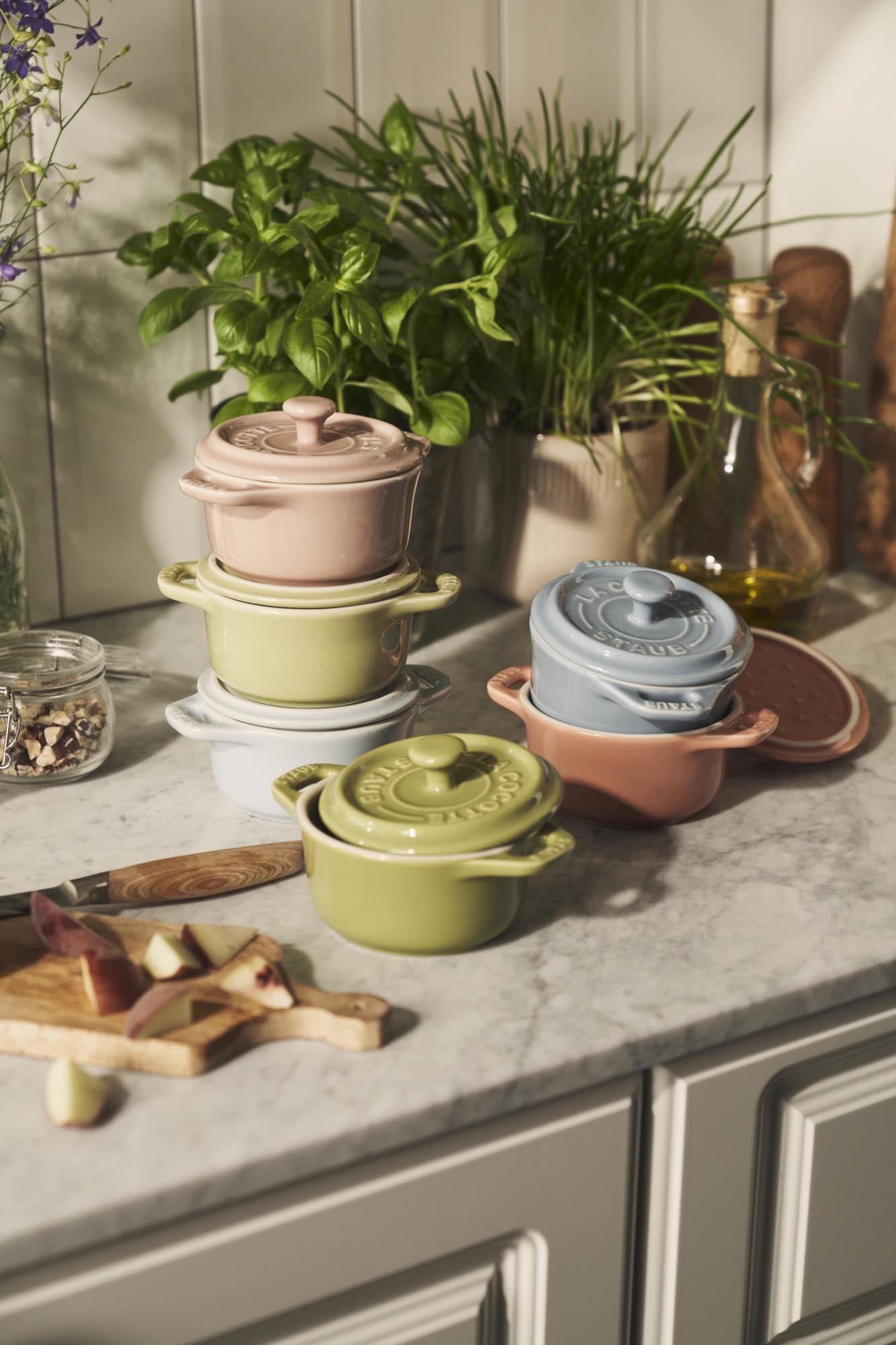 Elegantes 6-teiliges Mini-Cocotte-Set von Staub, ideal für stilvolles Servieren und Zubereiten kleiner Gerichte.