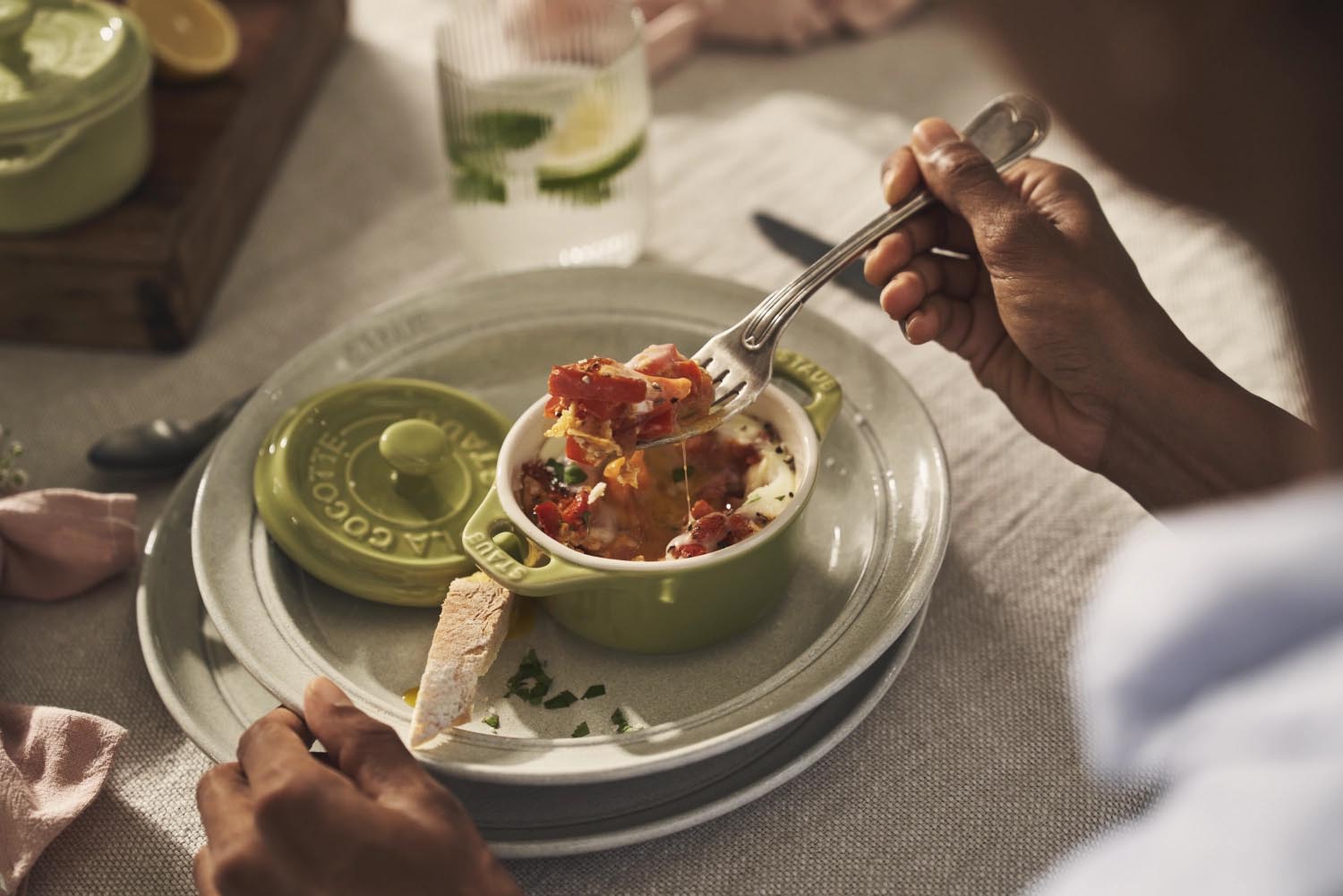 Elegantes 6-teiliges Mini-Cocotte-Set von Staub, ideal für stilvolles Servieren und Zubereiten kleiner Gerichte.