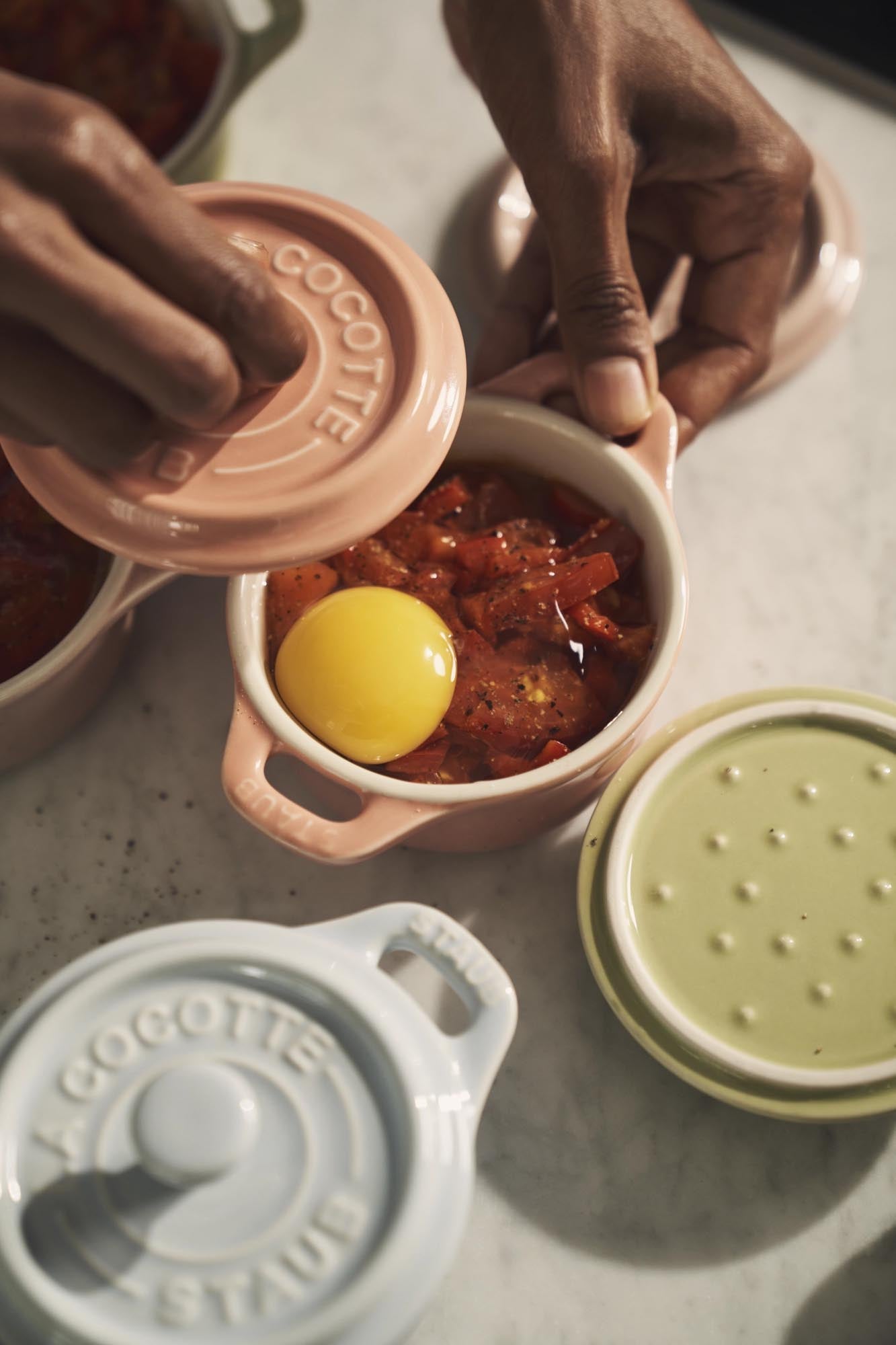 6-teiliges Mini-Cocotte-Set von Staub, perfekt für individuelles Servieren und Kochen kleiner Portionen mit Stil.