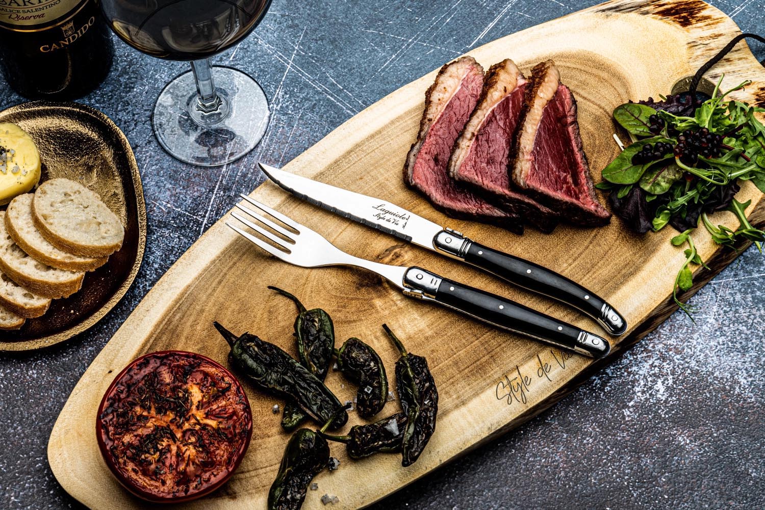 Hochwertiges Laguiole Steakmesser mit schwarzem Griff und 1.8mm Klinge, perfekt für präzises Schneiden und stilvolles Servieren.