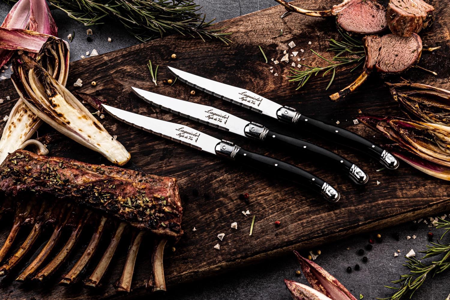 Elegantes Laguiole Steakmesser mit schwarzem Griff und 1.8mm Klinge, ideal für stilvolles Schneiden und Servieren von Steaks.