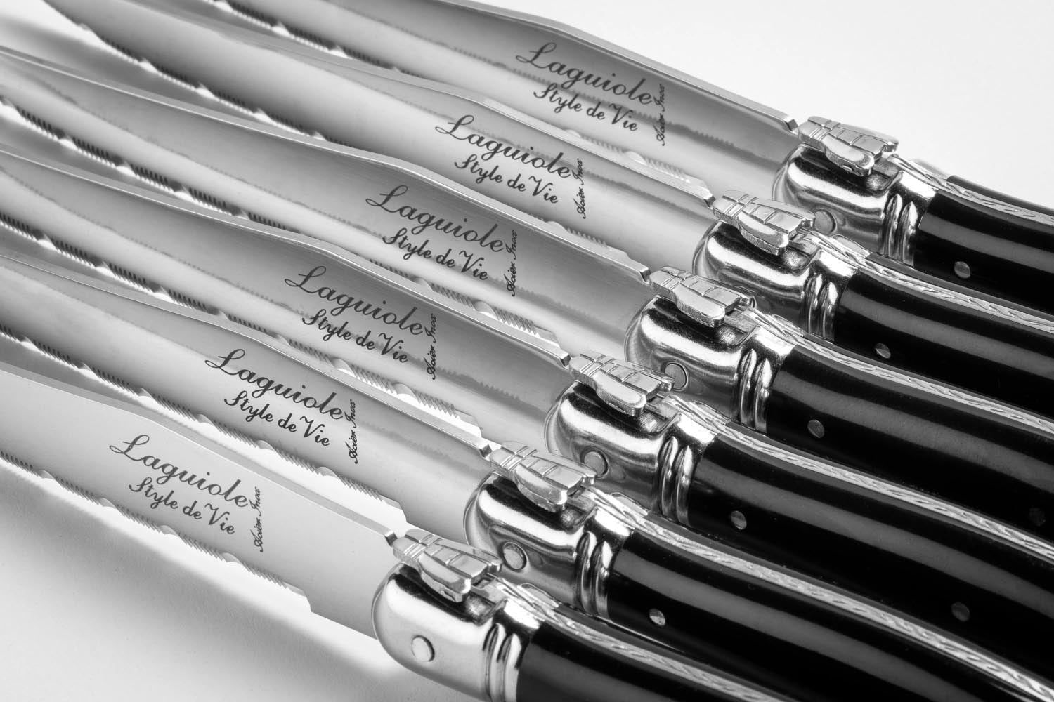 Elegantes Laguiole Steakmesser mit schwarzem Griff und 1.8mm Klinge, ideal für stilvolles Schneiden und Genießen hochwertiger Speisen.