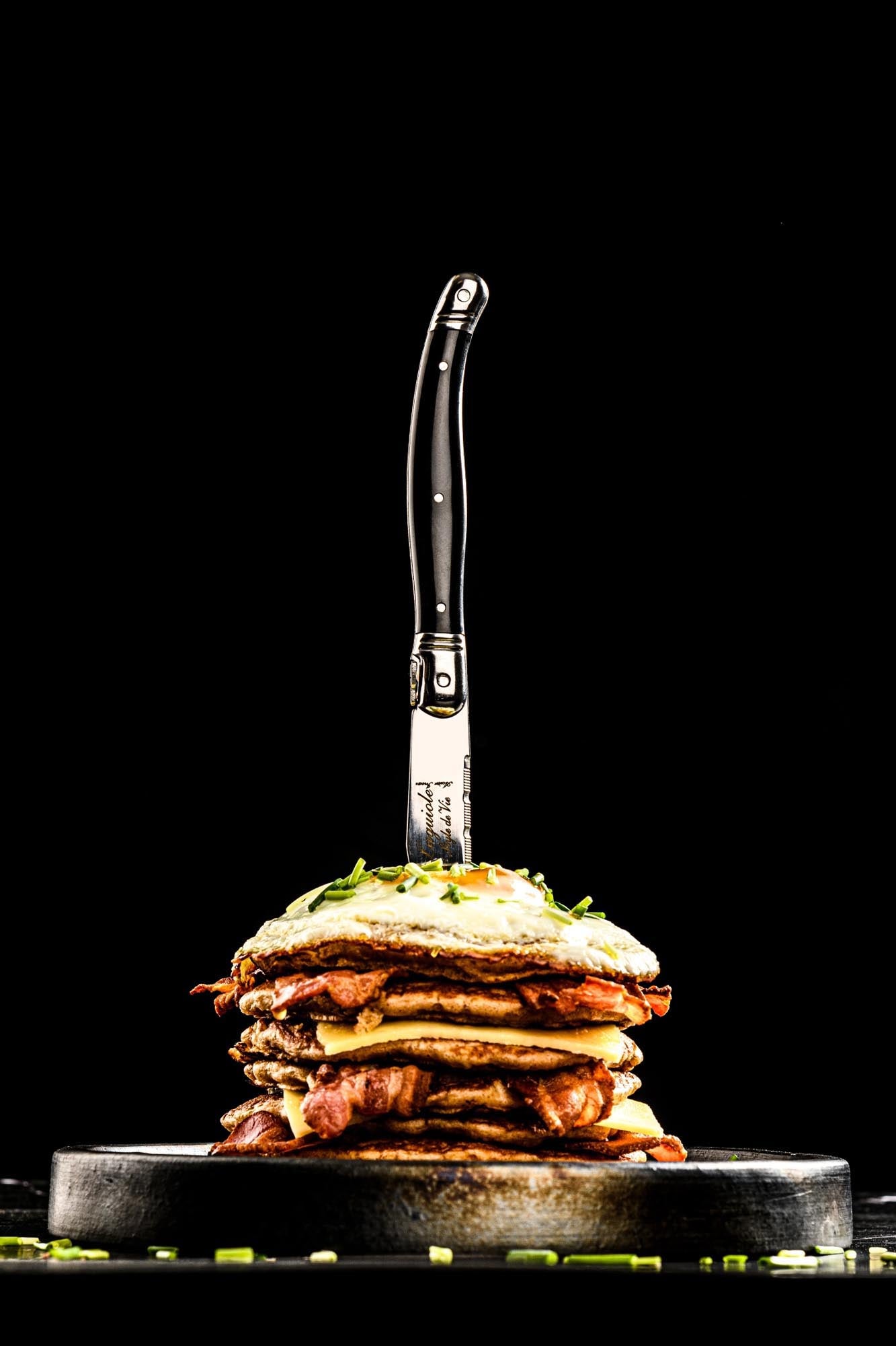 Hochwertiges Laguiole Steakmesser mit schwarzem Griff und 1.8mm Klinge, perfekt für präzises Schneiden und stilvolles Servieren.