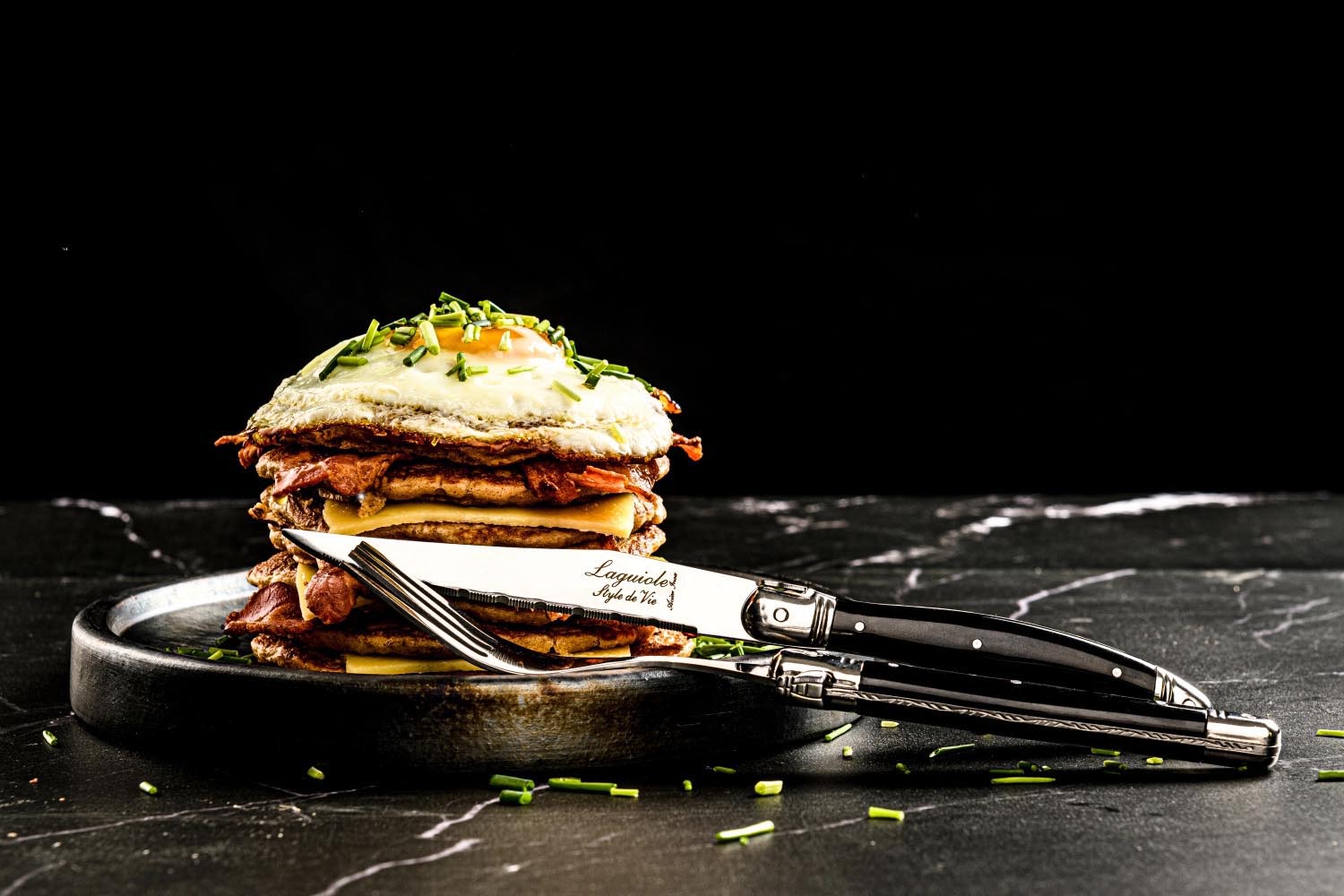 Elegantes Laguiole Steakmesser mit schwarzem Griff und 1.8mm Klinge, ideal für stilvolles Schneiden und Servieren von Steaks.