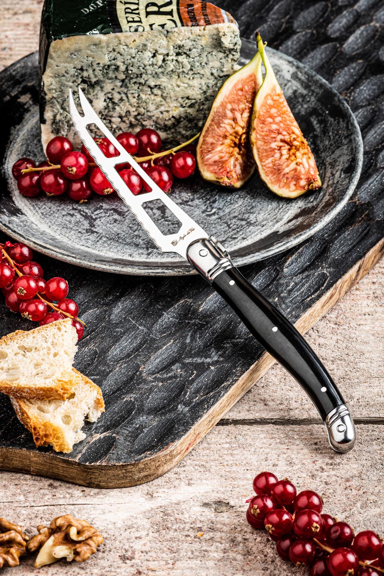 Stilvolles Laguiole Käsemesser mit schwarzem Griff, perfekt für Käsegenuss. Hochwertige Qualität und elegantes Design.