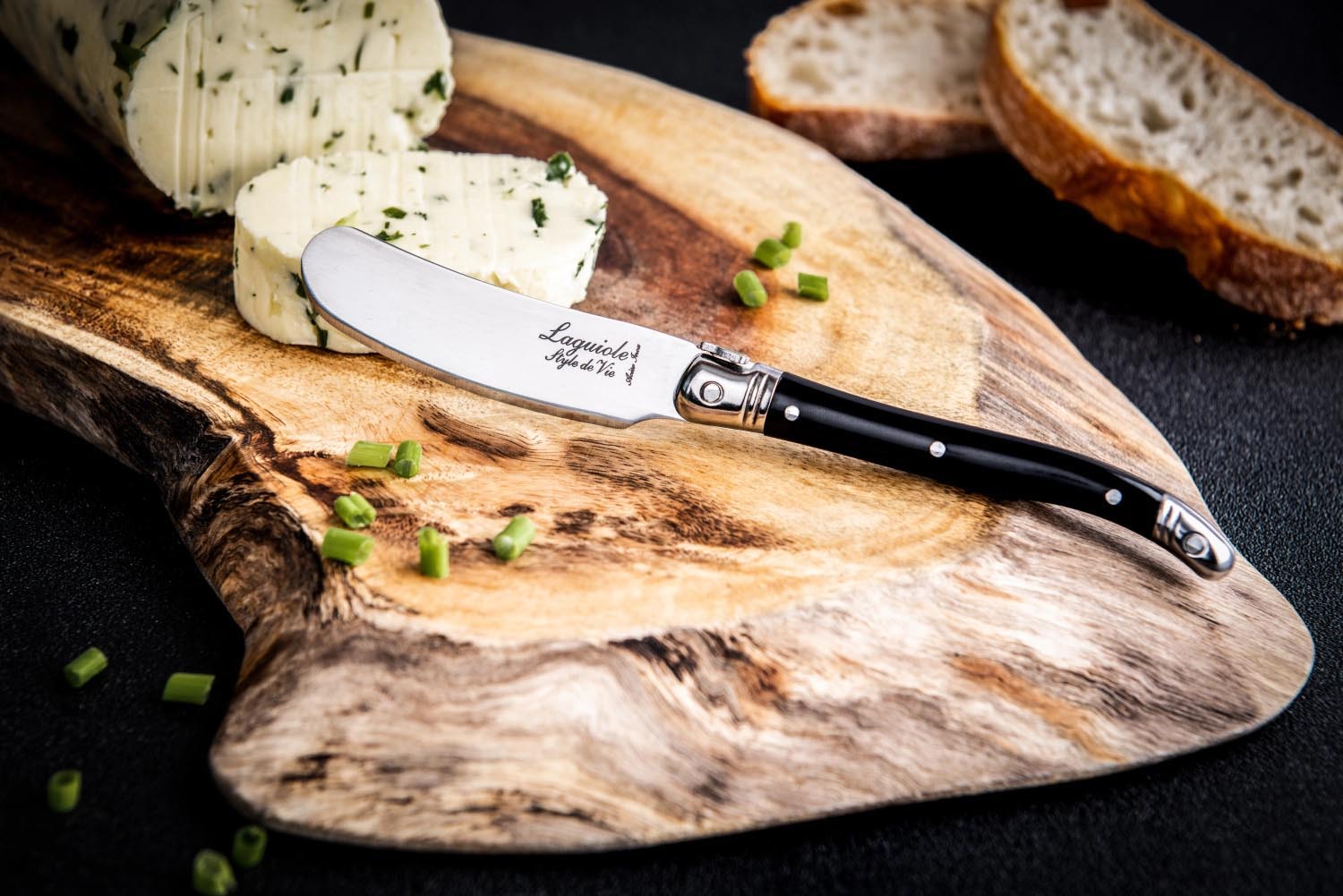 Stilvolles Laguiole Buttermesser mit schwarzem Griff, perfekt für elegantes Servieren. Hochwertige Qualität und edles Design.