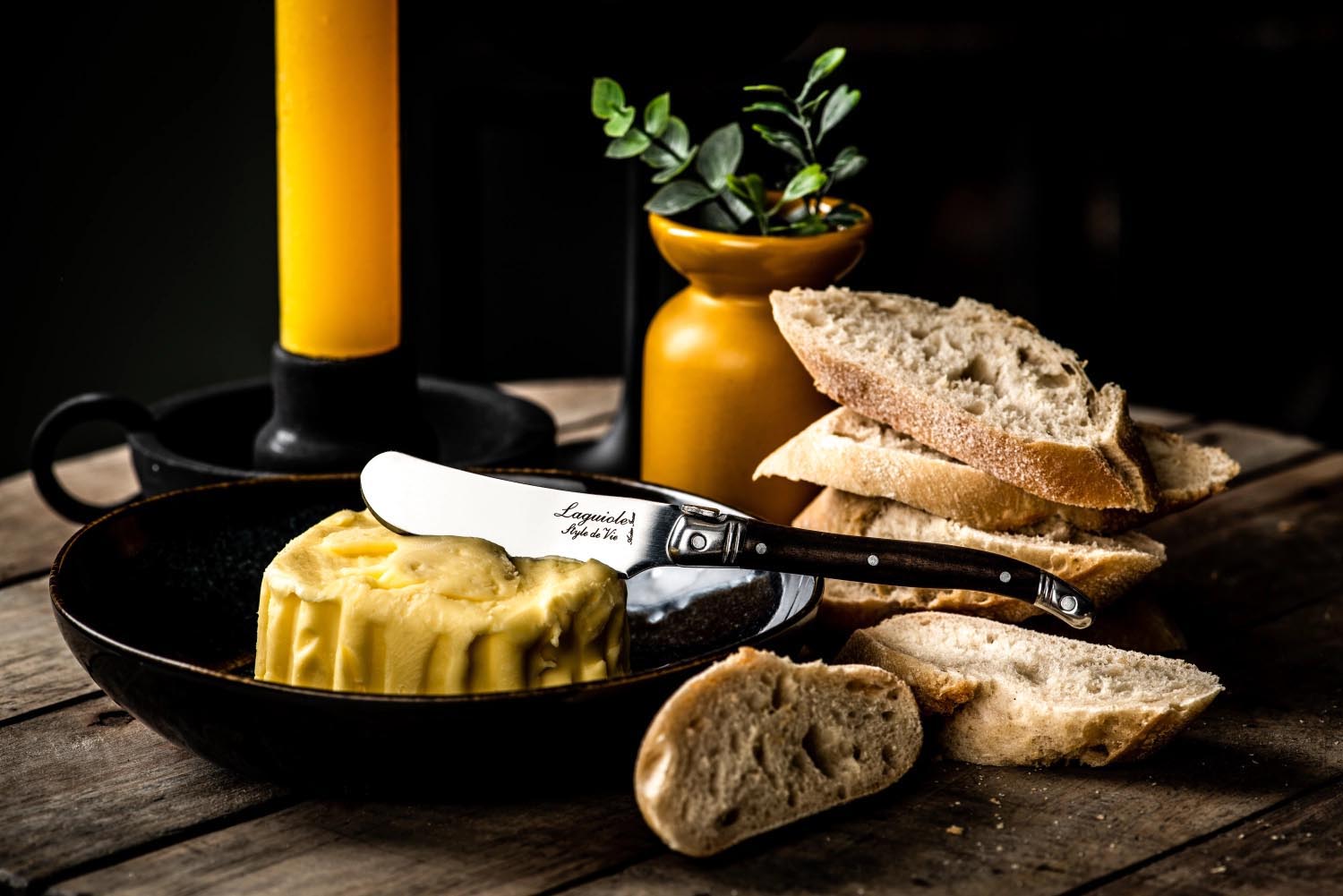 Stilvolles Laguiole Buttermesser mit edlem dunklem Holzgriff, perfekt für elegantes Servieren und einfaches Streichen von Butter.