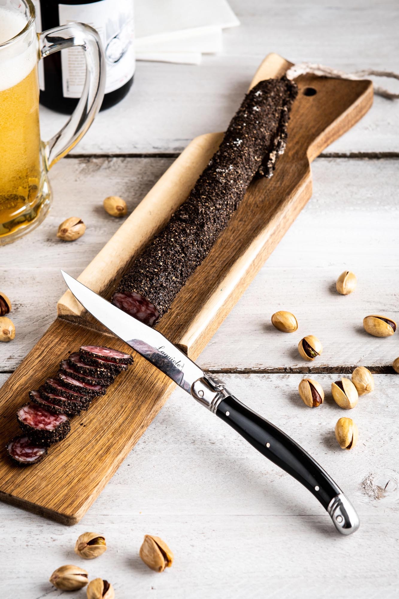 Elegantes Wurstbrett aus hochwertigem Akazienholz, ideal für stilvolles Servieren und Schneiden von Wurst und Käse.