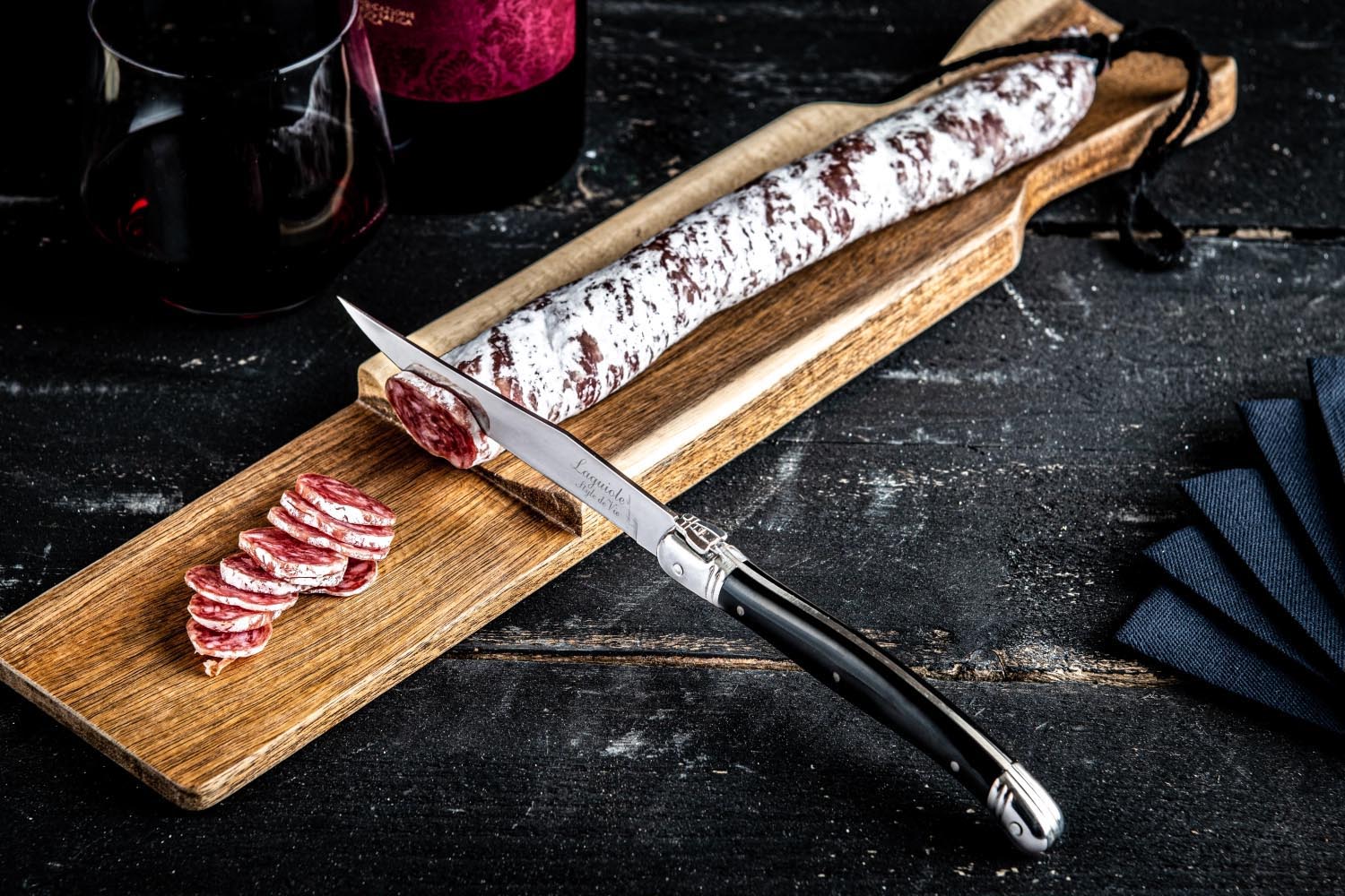 Hochwertiges Wurstbrett aus Akazienholz, perfekt für das stilvolle Schneiden und Servieren von Wurst, Käse und anderen Delikatessen.