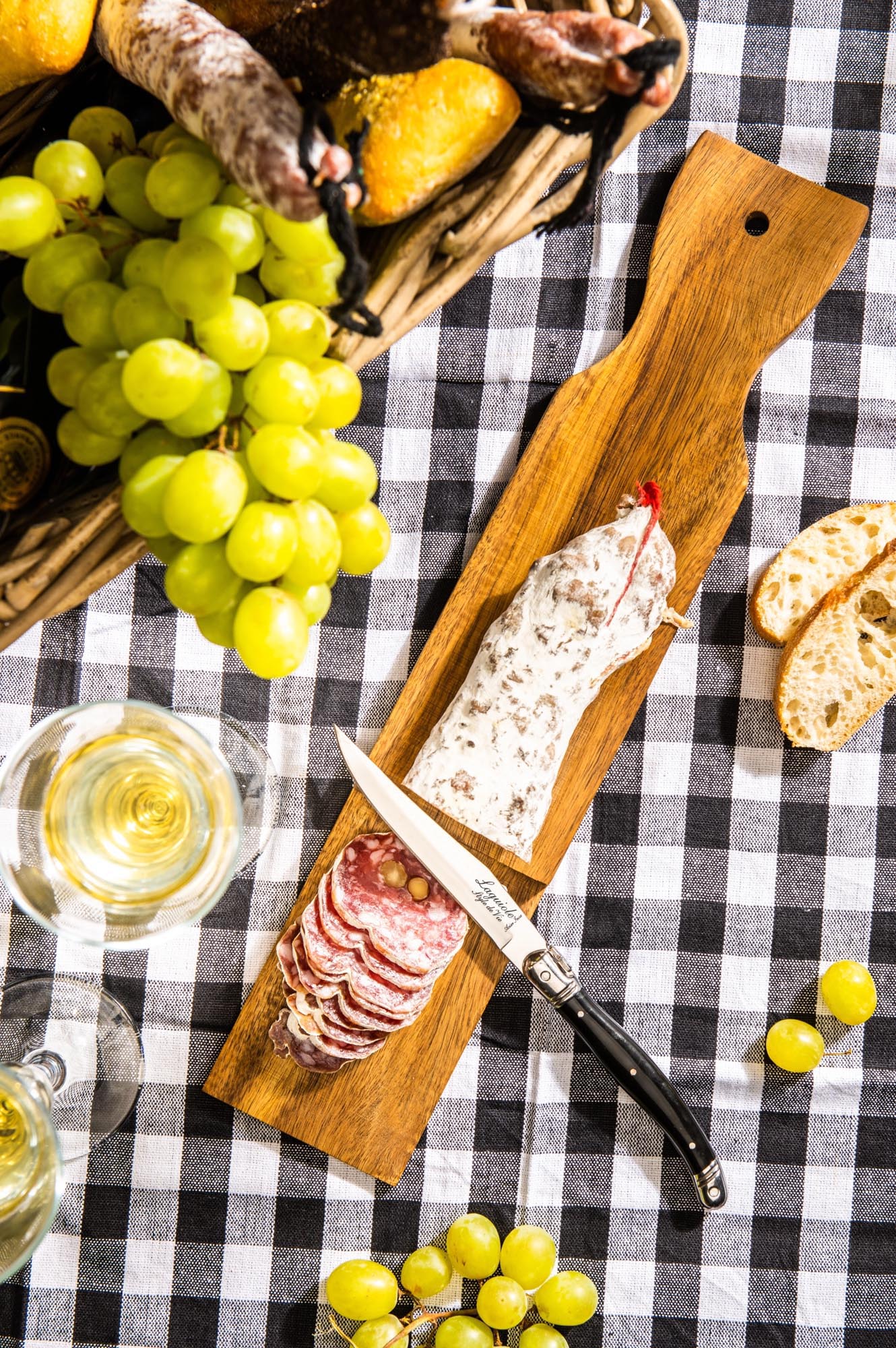 Hochwertiges Wurstbrett aus Akazienholz, perfekt für stilvolles Servieren und Schneiden von Wurst, Käse und Delikatessen.