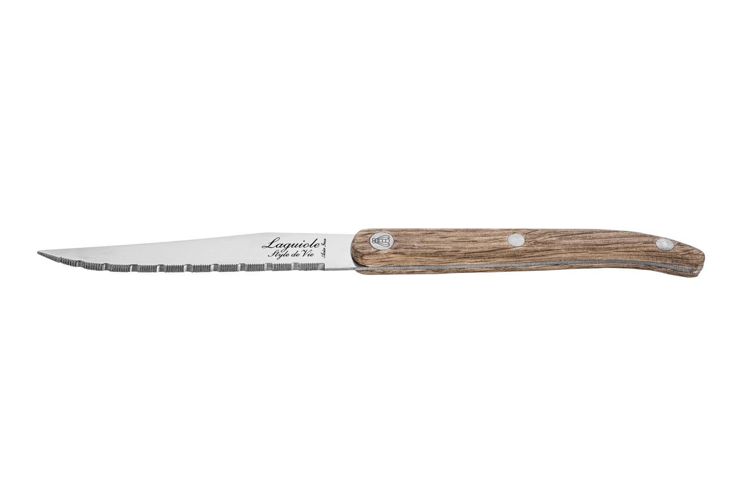 Elegantes Laguiole Steakmesser mit Eichenholzgriff und gezackter Klinge, ideal für stilvolles Schneiden von Fleisch.