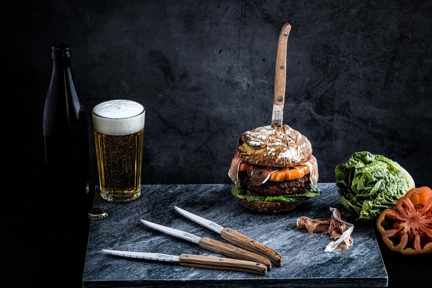 Hochwertiges Laguiole Steakmesser mit robustem Eichenholzgriff und scharfer gezackter Klinge, perfekt für Fleischliebhaber.