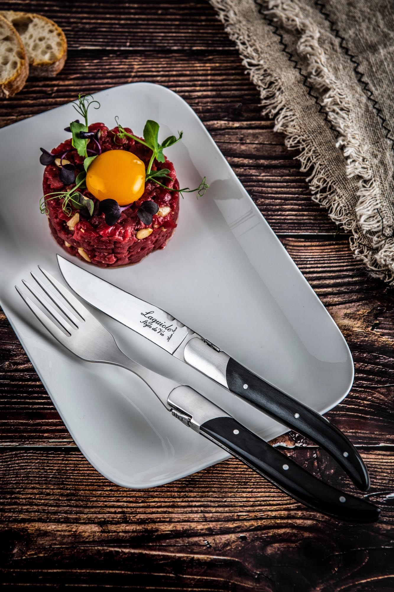 Elegantes Laguiole Steakmesser mit Griff aus schwarzem Ebenholz, ideal für stilvolles Speisen und höchste Ansprüche.