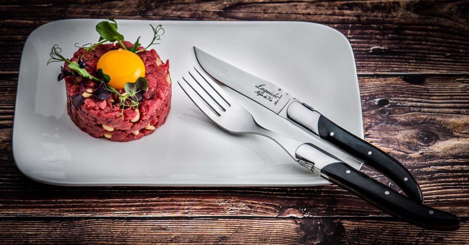 Luxuriöses Laguiole Steakmesser mit edlem Griff aus schwarzem Ebenholz, perfekt für anspruchsvolle Genießer.