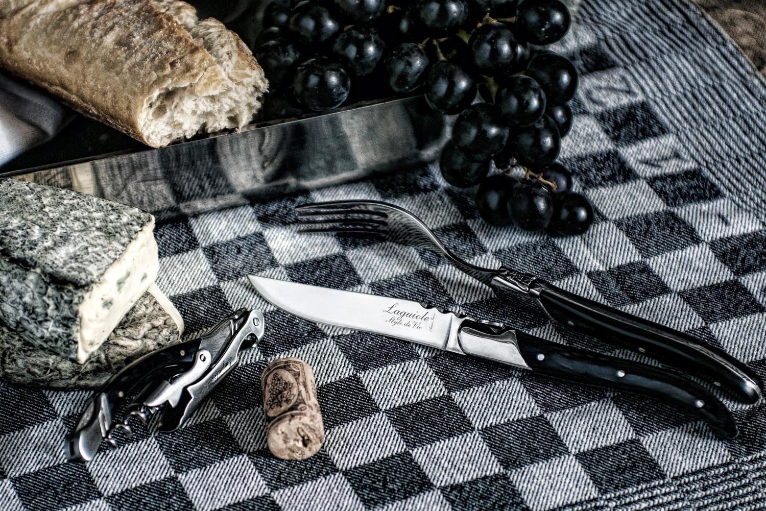 Luxuriöses Laguiole Steakmesser mit edlem Griff aus schwarzem Ebenholz, perfekt für anspruchsvolle Genießer.