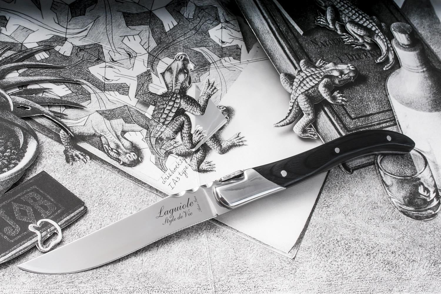 Luxuriöses Laguiole Steakmesser mit edlem Griff aus schwarzem Ebenholz, perfekt für anspruchsvolle Genießer.