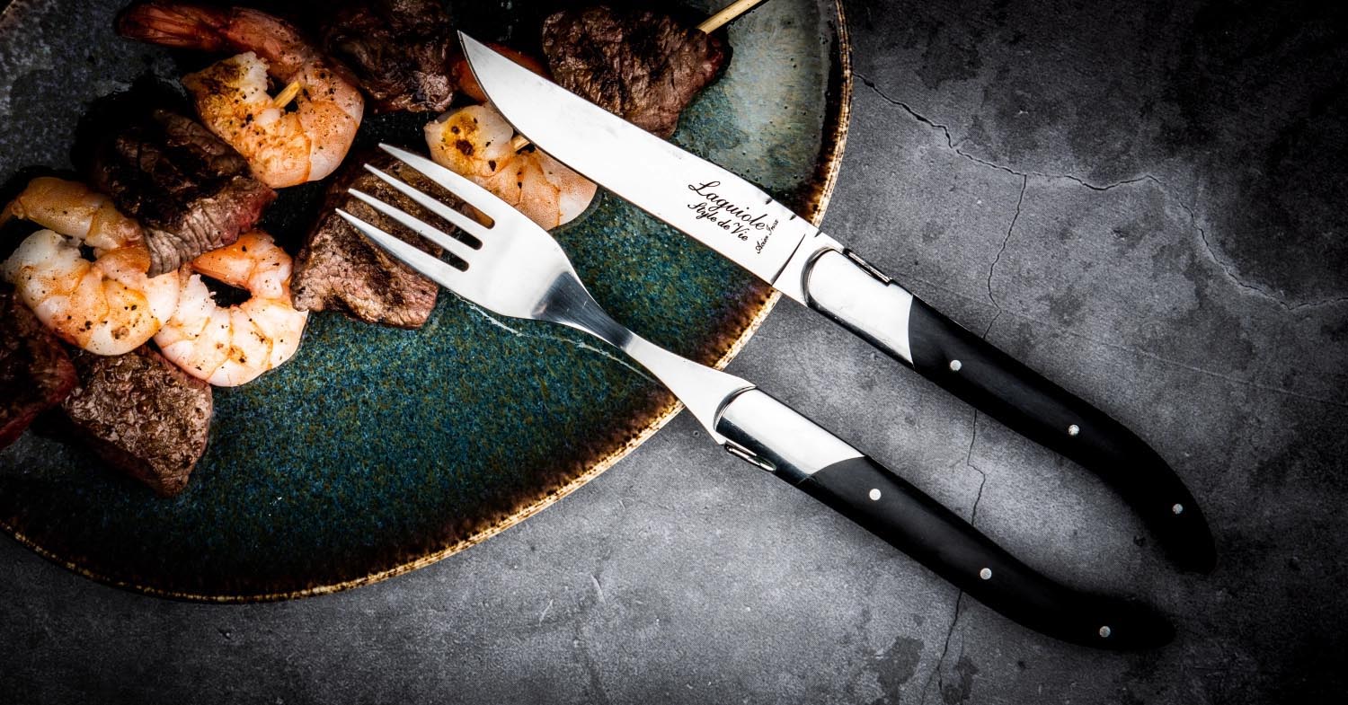 Luxuriöses Laguiole Steakmesser mit edlem Griff aus schwarzem Ebenholz, perfekt für anspruchsvolle Genießer.
