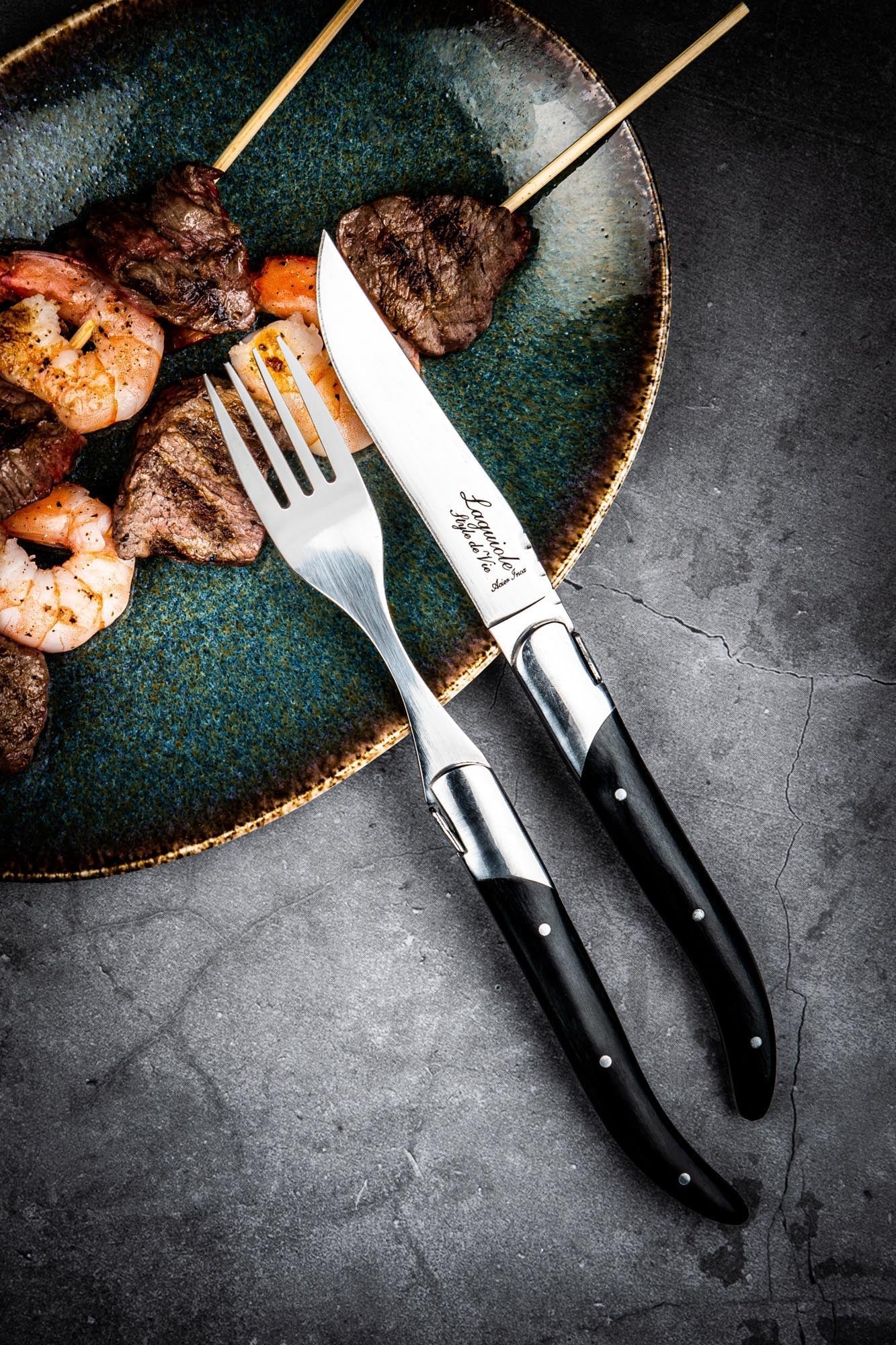 Elegantes Laguiole Steakmesser mit Griff aus schwarzem Ebenholz, ideal für stilvolles Speisen und höchste Ansprüche.