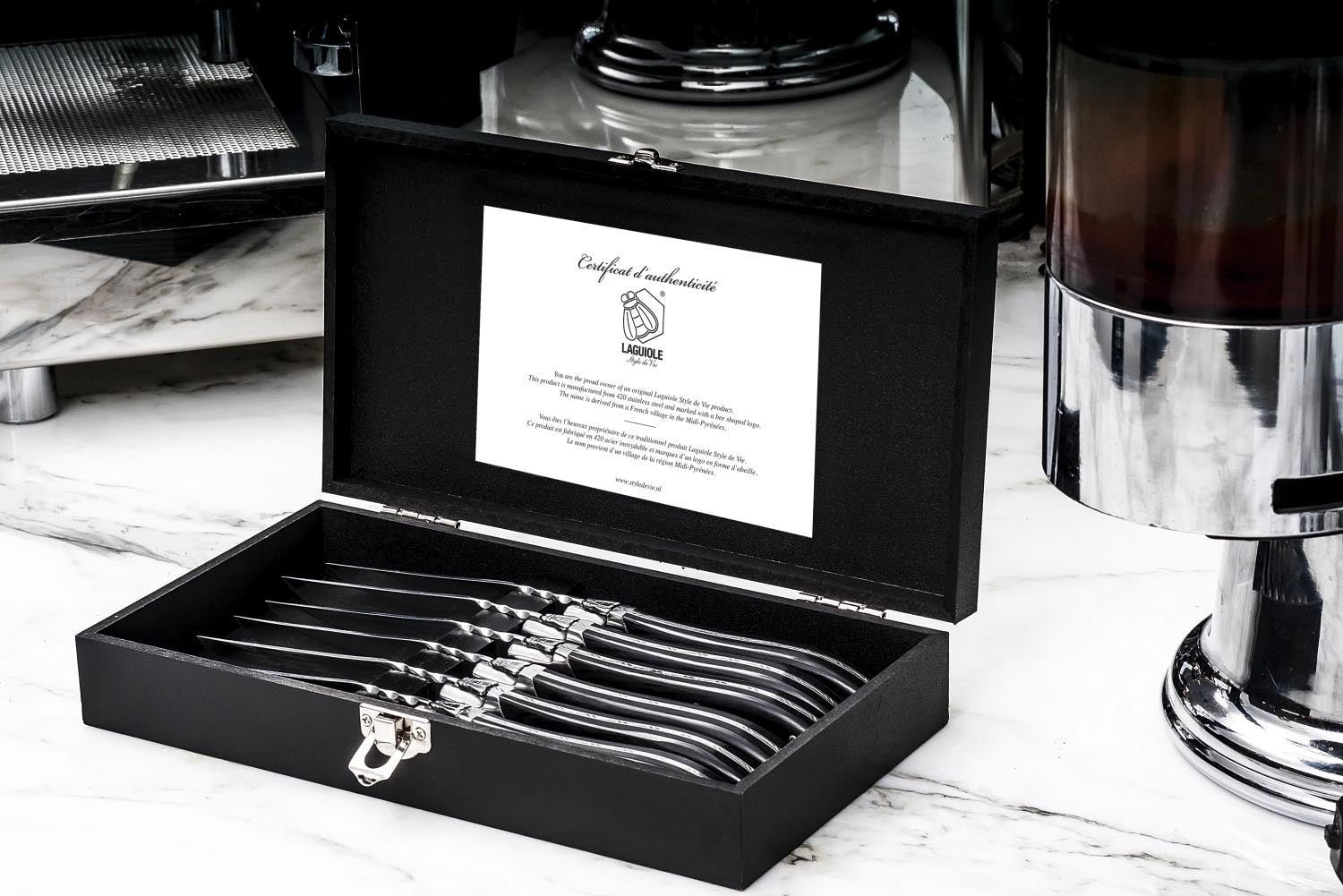 Luxuriöses Laguiole Steakmesser mit edlem Ebenholzgriff, präzise gefertigt, perfekt für anspruchsvolle Genießer.