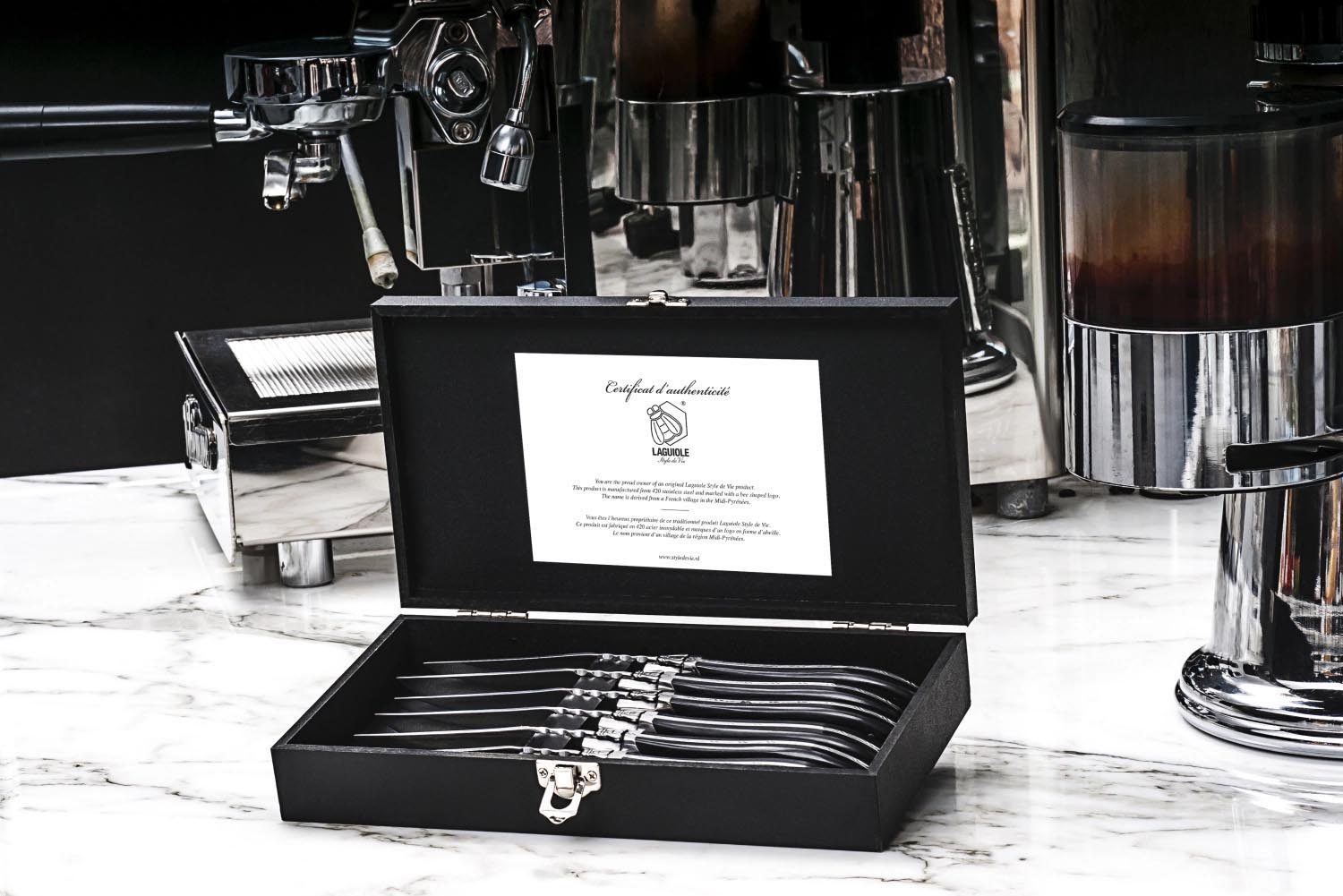 Luxuriöses Laguiole Steakmesser mit edlem Griff aus schwarzem Ebenholz, perfekt für anspruchsvolle Genießer.