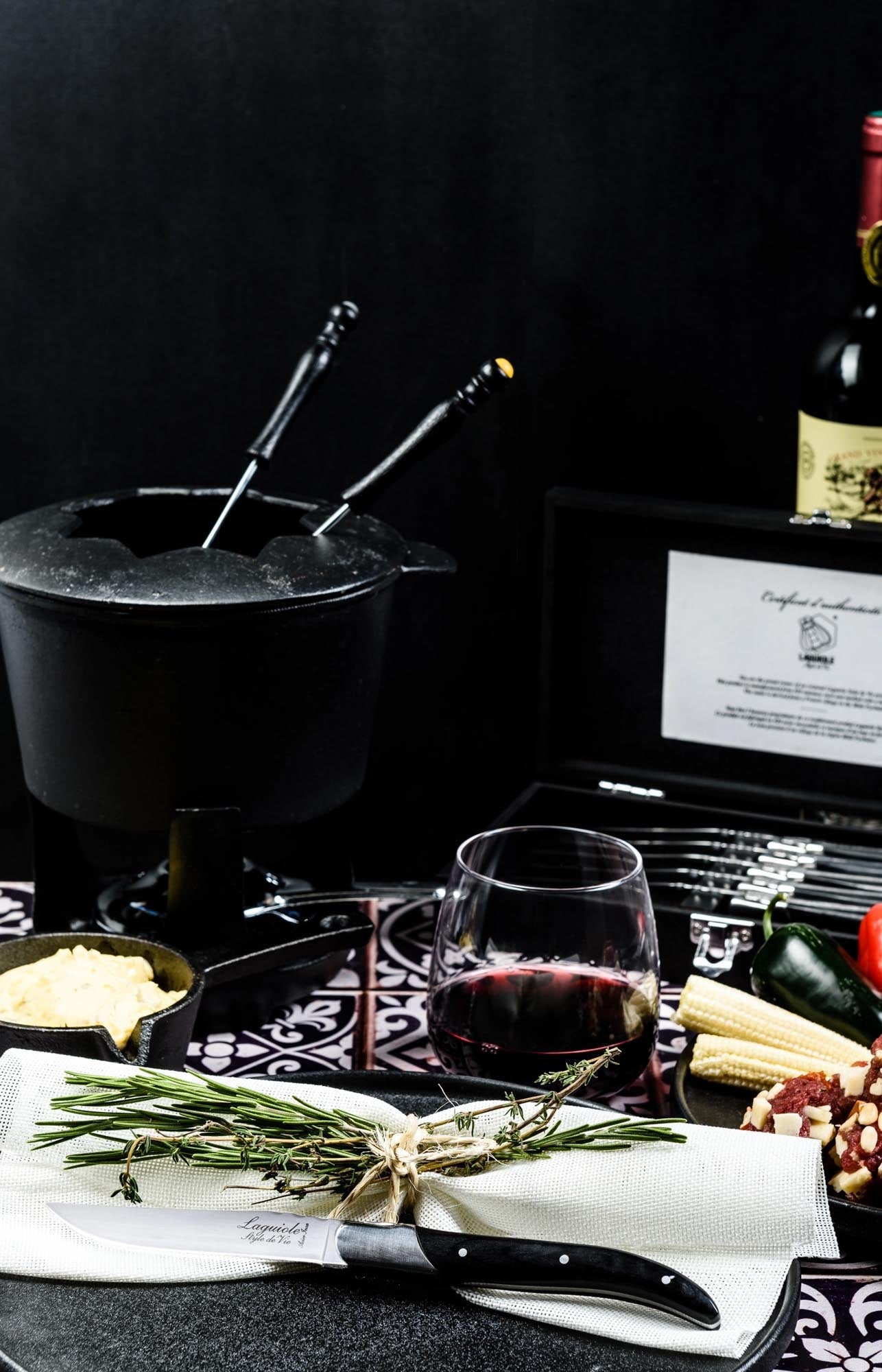 Elegantes Laguiole Steakmesser mit Griff aus schwarzem Ebenholz, ideal für stilvolles Speisen und höchste Ansprüche.