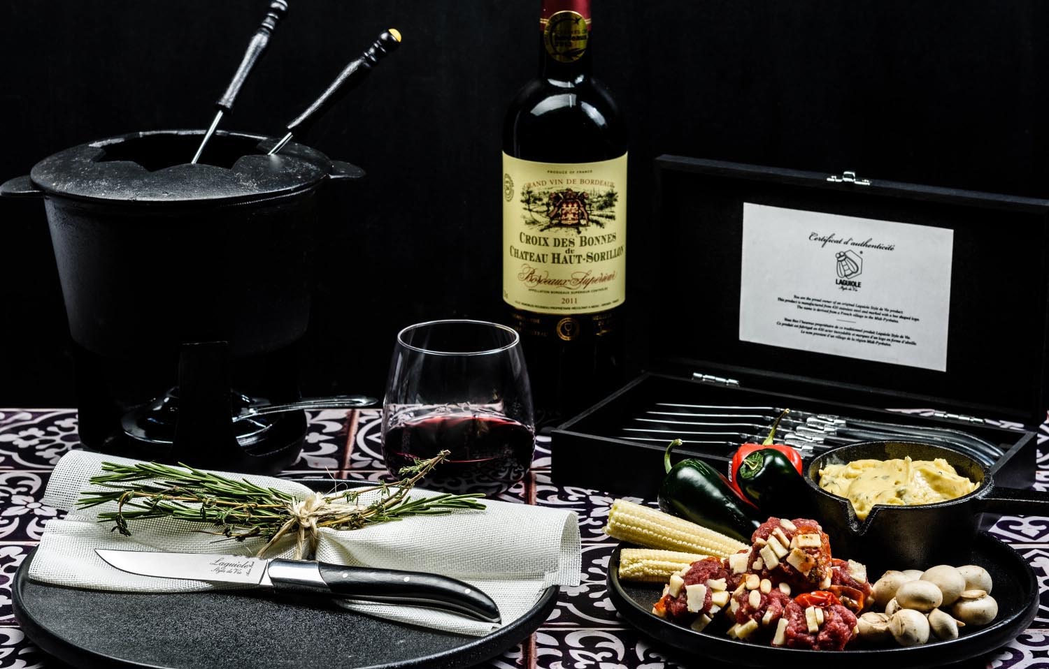 Luxuriöses Laguiole Steakmesser mit edlem Griff aus schwarzem Ebenholz, perfekt für anspruchsvolle Genießer.