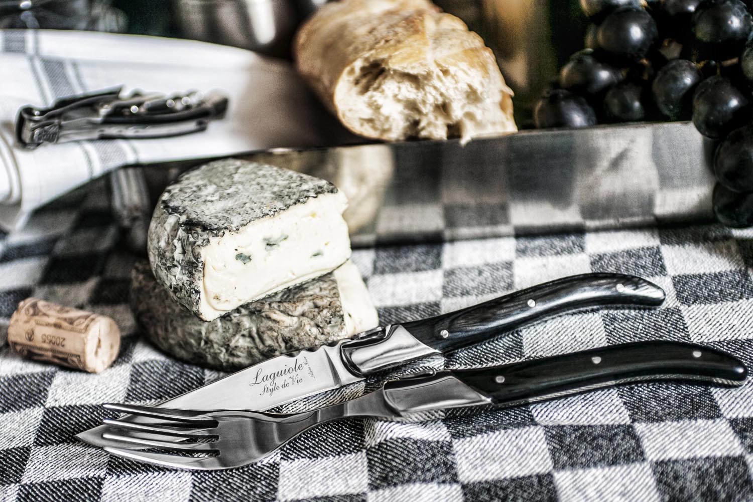Elegantes Laguiole Steakmesser mit Griff aus schwarzem Ebenholz, ideal für stilvolles Speisen und höchste Ansprüche.