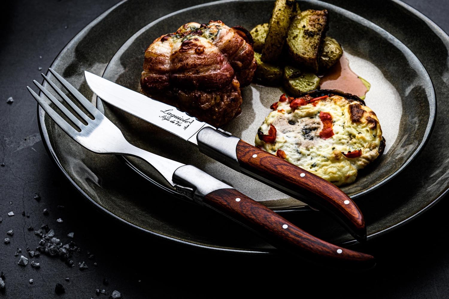 Elegantes Laguiole Steakmesser mit Griff aus Rosé-Pakka-Holz, ideal für präzises Schneiden und stilvolle Tischmomente.