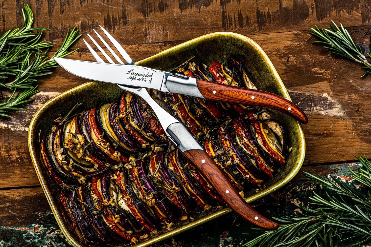 Hochwertiges Laguiole Steakmesser mit edlem Rosé-Pakka-Holzgriff, perfekt für stilvolles Schneiden und elegantes Servieren.