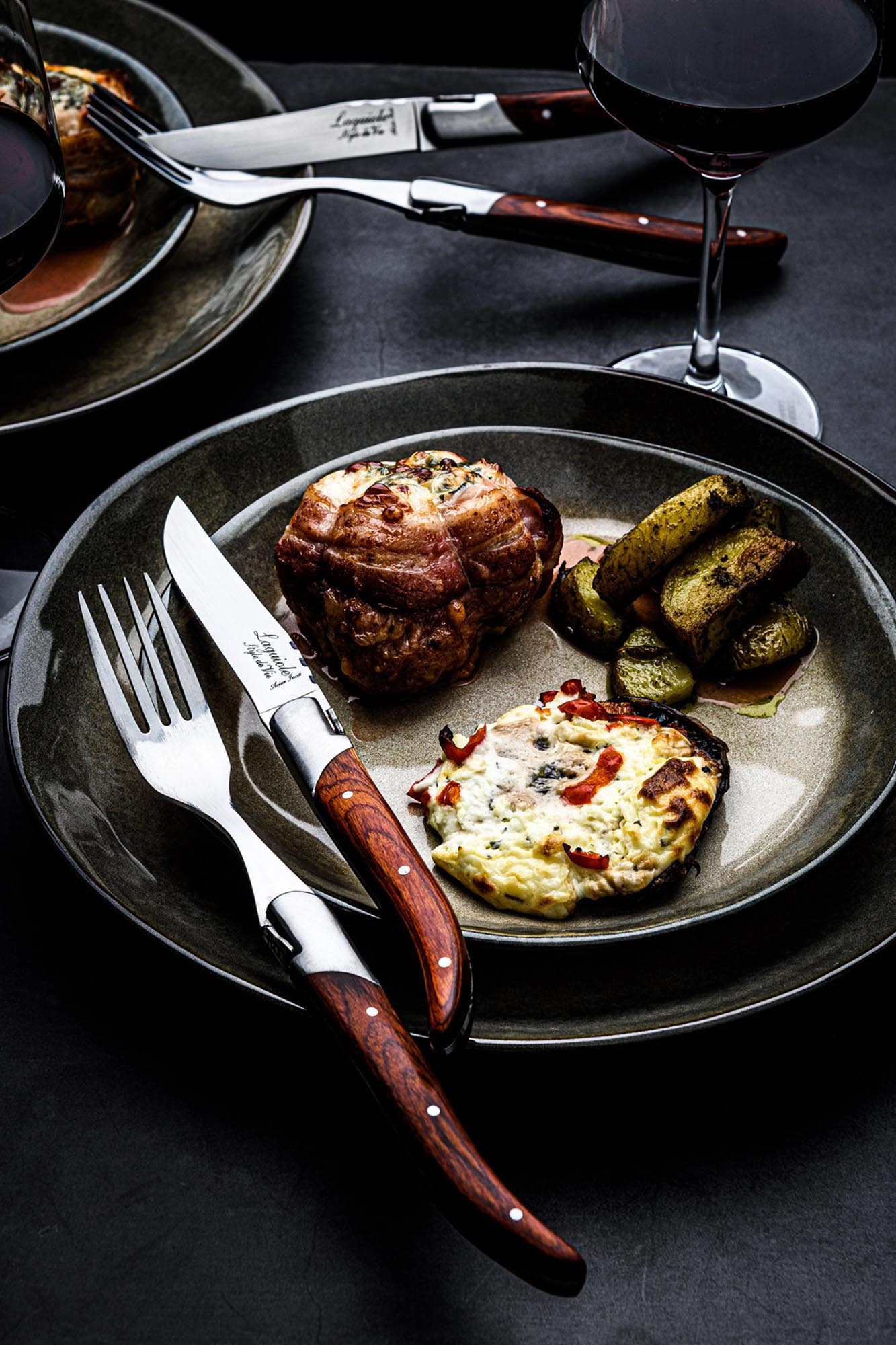 Elegantes Laguiole Steakmesser mit Griff aus Rosé-Pakka-Holz, ideal für präzises Schneiden und stilvolles Servieren.
